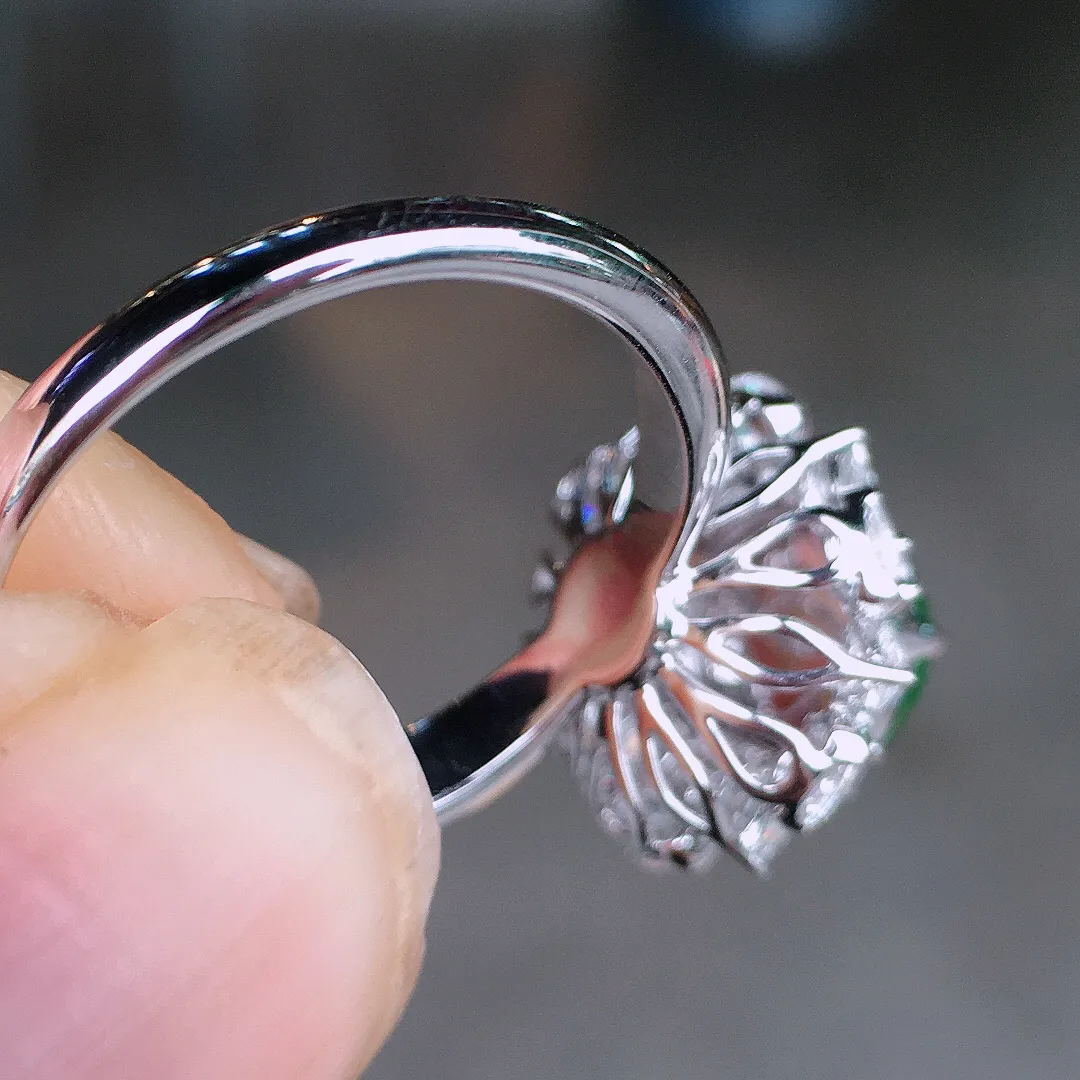 阳绿蛋面戒指，色泽均匀艳丽，玉质细腻，荧光感超
强，饱满水润，气质满满。18k
金豪华镶嵌