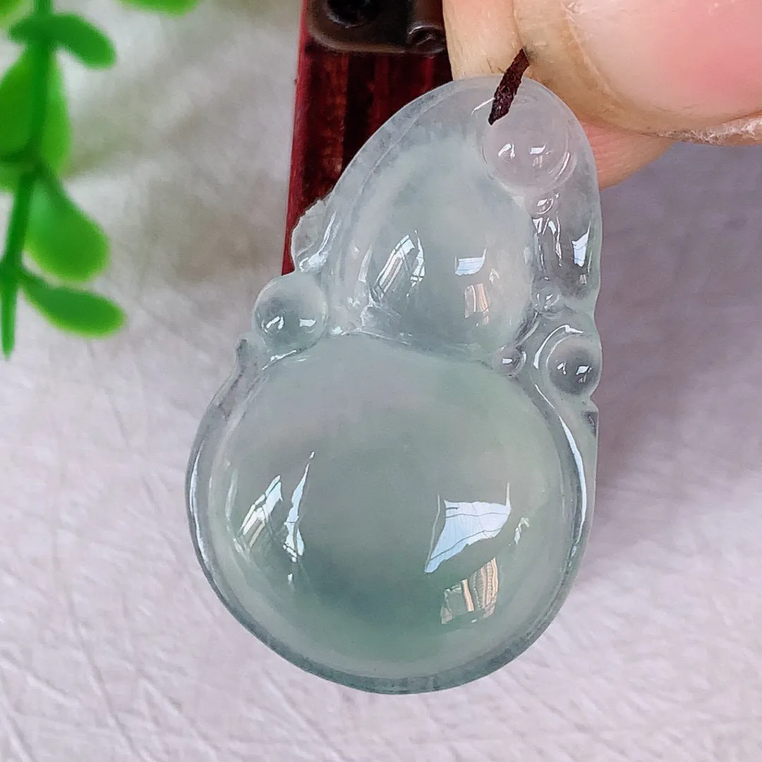 自然光实拍 冰种翡翠葫芦吊坠， 寓意福禄双全 财源滚滚，冰透 清新脱俗 佩戴效果优雅迷人！#130.