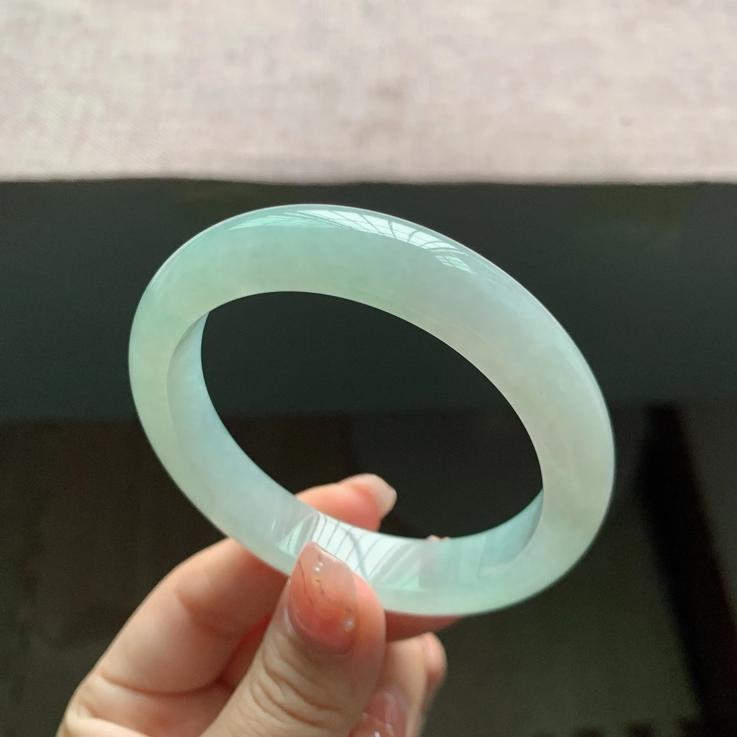 56-57圈口。自然光实拍，老坑冰润晴绿正圈翡翠手镯，尺寸:56.5-12.8-8.2mm，无纹裂，重量56.70g