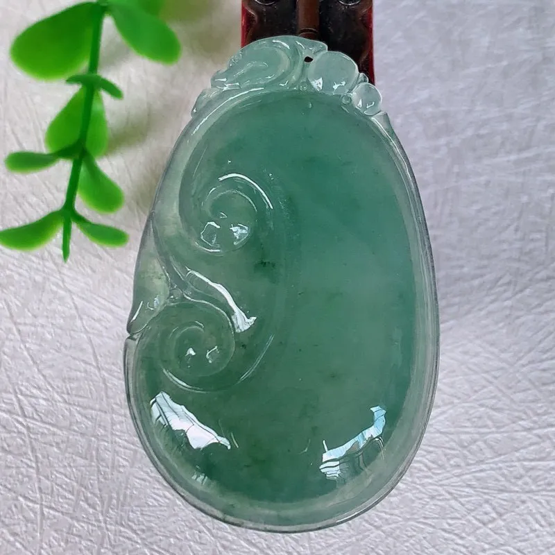 自然光实拍 冰飘花万事如意翡翠吊坠， 莹亮光泽，色泽清爽 寓意好 佩戴上身效果更端庄高贵，#082.2尺寸44.5-27.5*5.5mm
