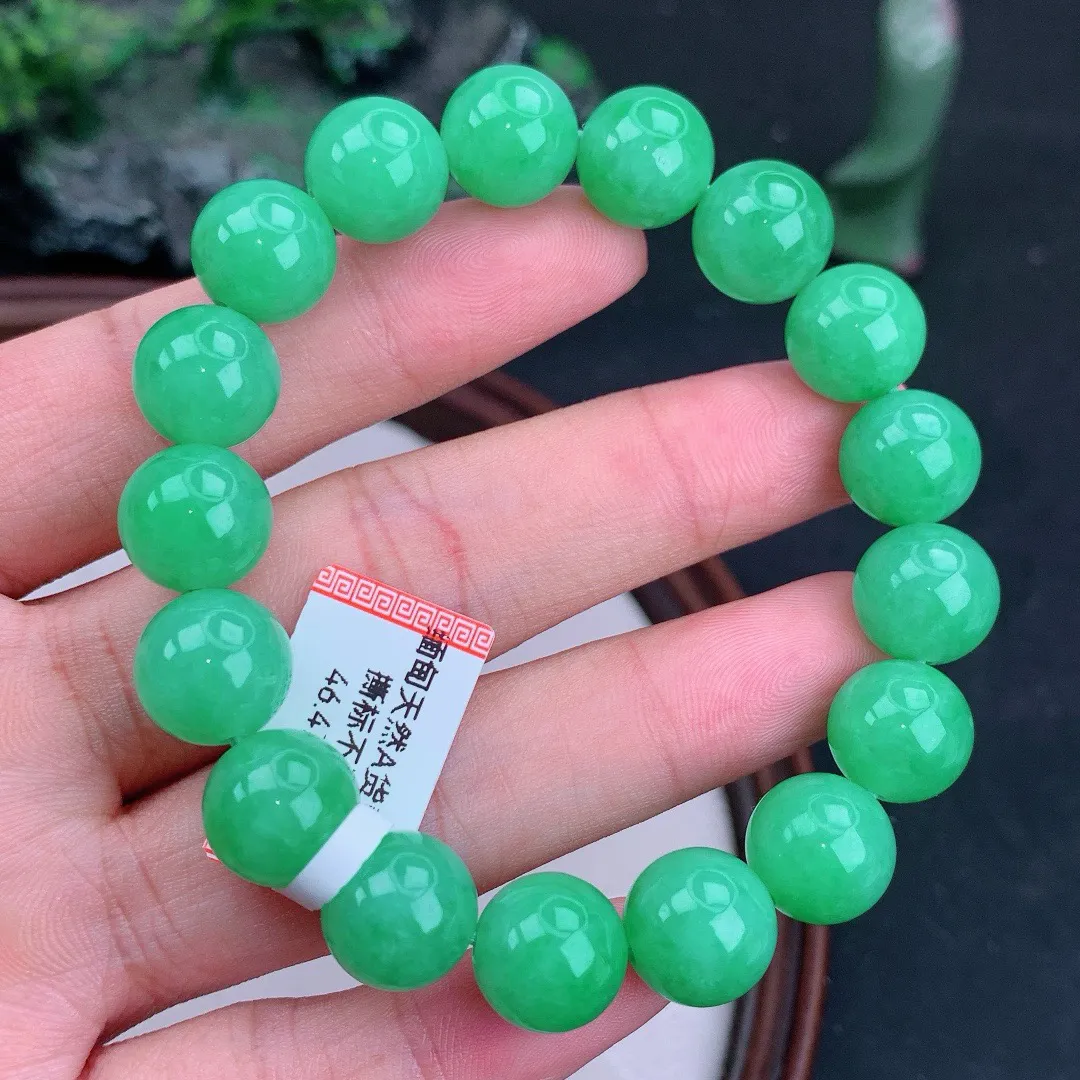 缅甸天然A货翡翠满绿圆珠手串
尺寸11.4mm  重46.47g