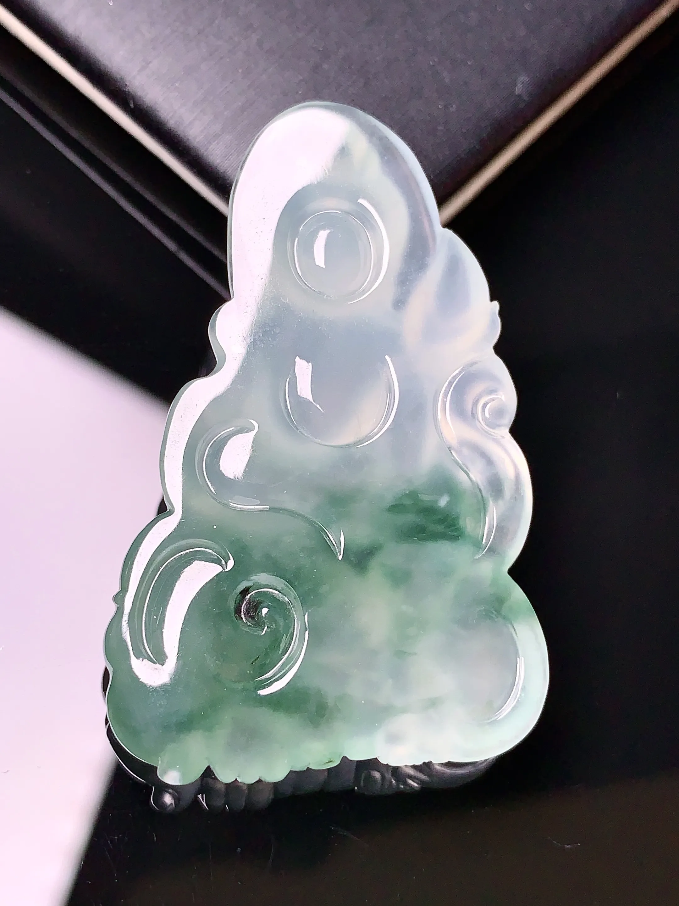 冰种飘绿文殊观音菩萨吊坠 玉质细腻 色泽艳丽 整体尺寸41.2*26.2*6