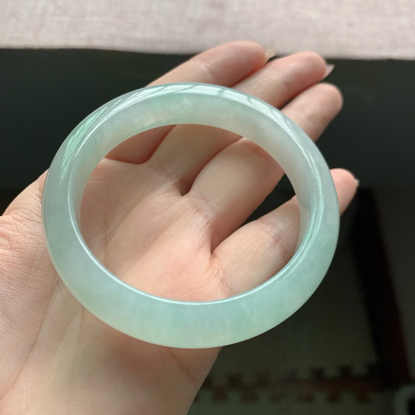 56-57圈口。自然光实拍，老坑冰润晴绿正圈翡翠手镯，尺寸:56.5-12.8-8.2mm，无纹裂，重量56.70g