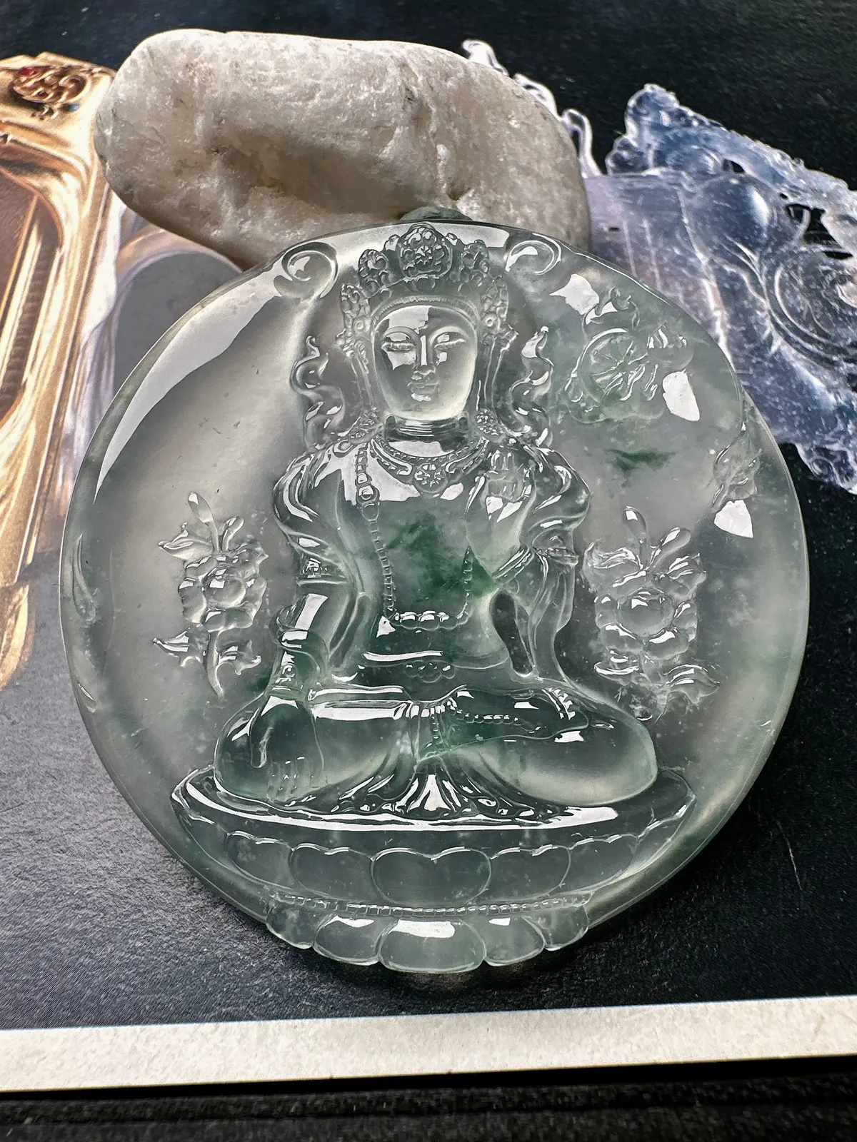 【玻璃种飘花园牌度母吊坠】质地细腻，冰度很足，饱满度很好，雕刻精细，加龙作品