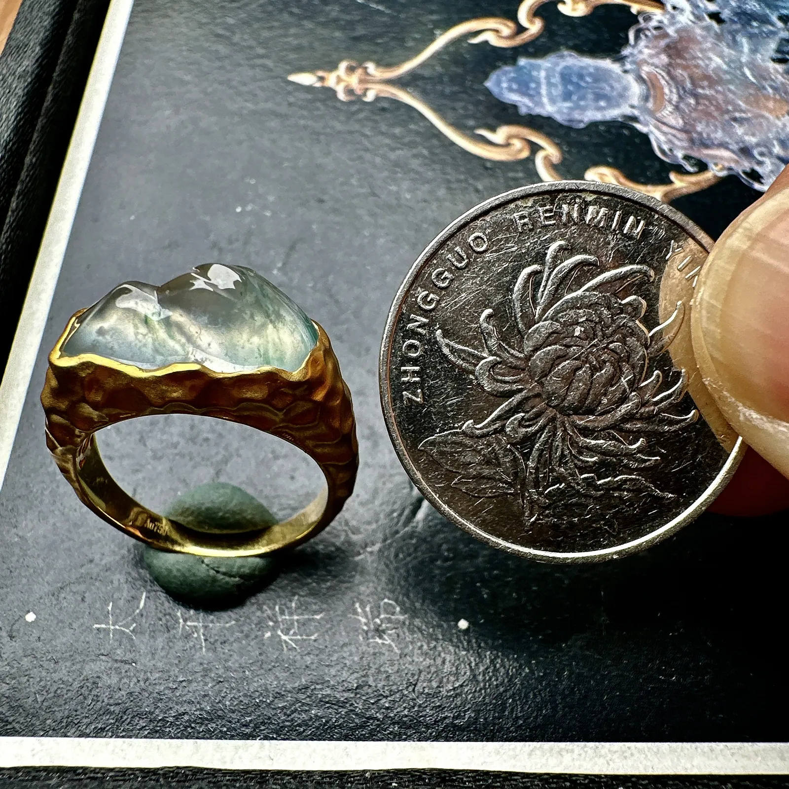 【冰种飘花戒指】质地均匀细腻，冰润起光，胶感强烈，18K金钻精美镶嵌，裸石尺寸17.4*7.9*7.9毫米，戒圈可改