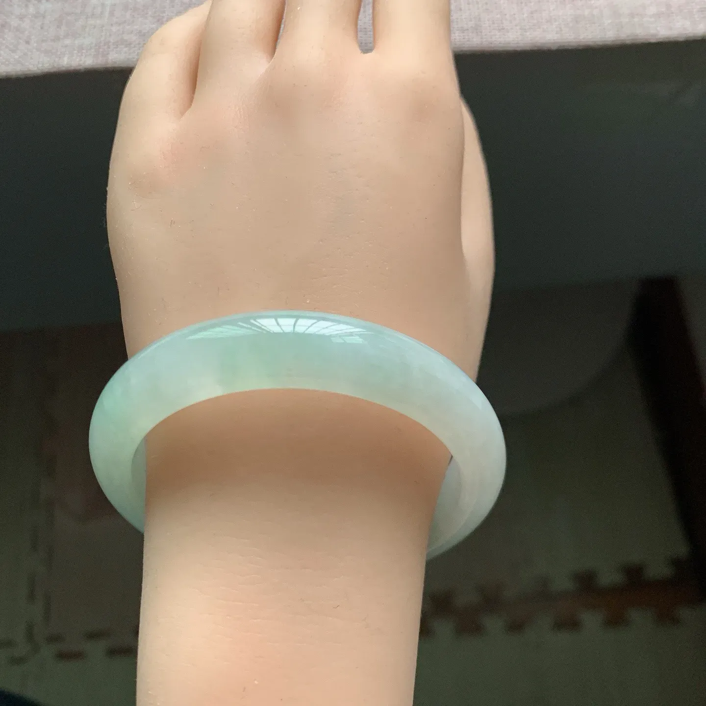 56-57圈口。自然光实拍，老坑冰润晴绿正圈翡翠手镯，尺寸:56.5-12.8-8.2mm，无纹裂，重量56.70g