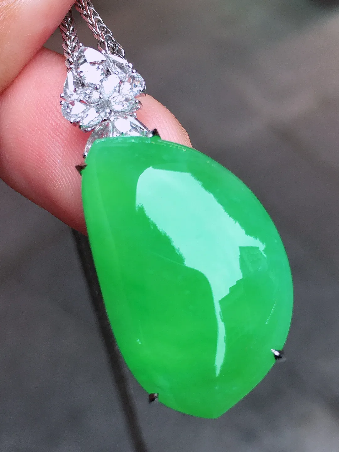 阳绿福瓜吊坠，色泽均匀艳丽，玉质细腻，荧光感超
强，饱满水润，气质满满。18k
金豪华镶嵌