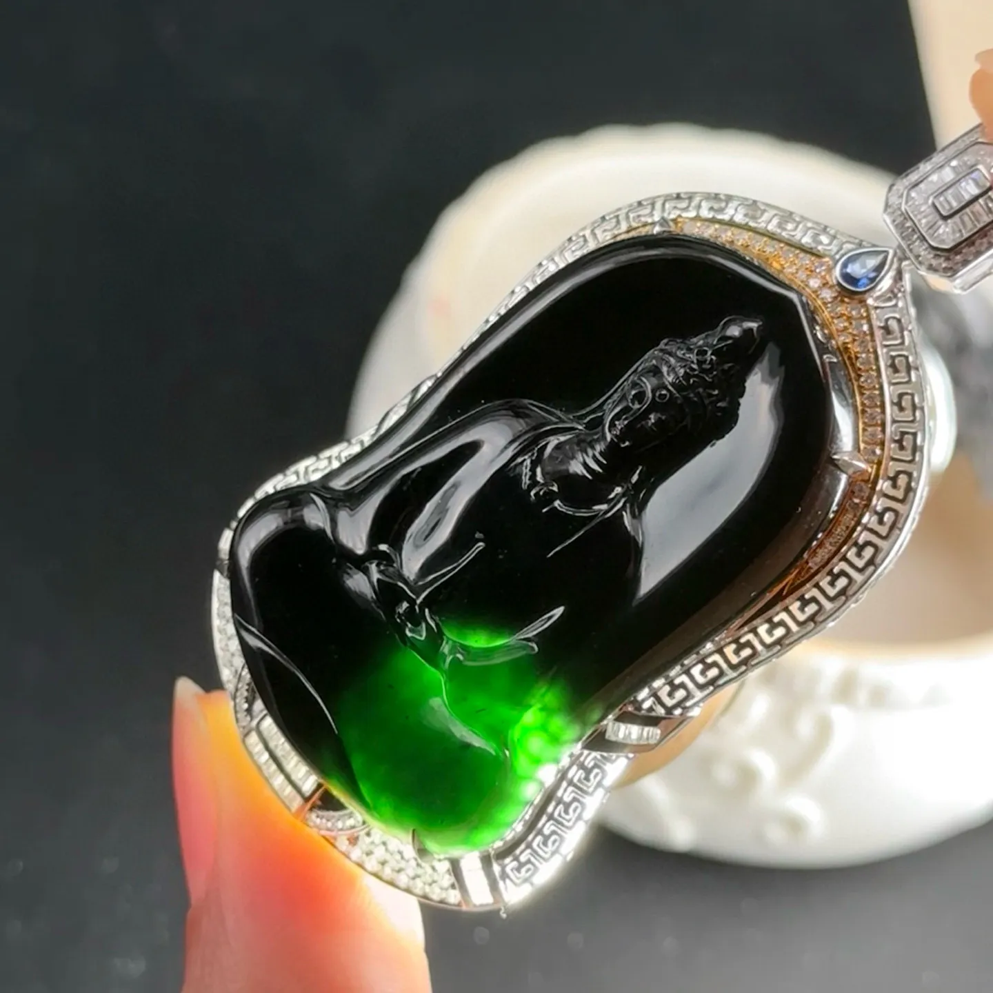 精品18k墨翠观音 种好色正 黑度极好 打灯通透 油性十足 尺寸60.4