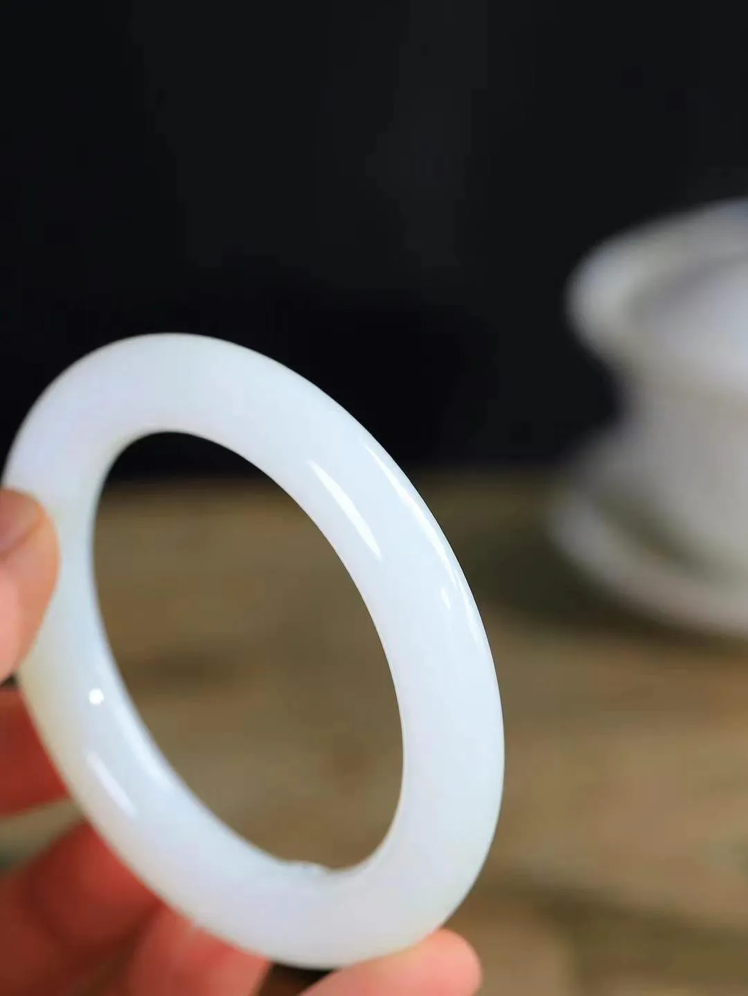 【玉佳人·手镯】

精品️和田玉白玉圆条手镯 ，玉质细腻油润，做工细致精美，端庄素雅，亭亭玉立，芊芊素手。芊芊素手，怎能忘镯？秀美圆条，更显婀娜。内径57mm 尺寸11.1-11.2mm重62.7克 6960484A