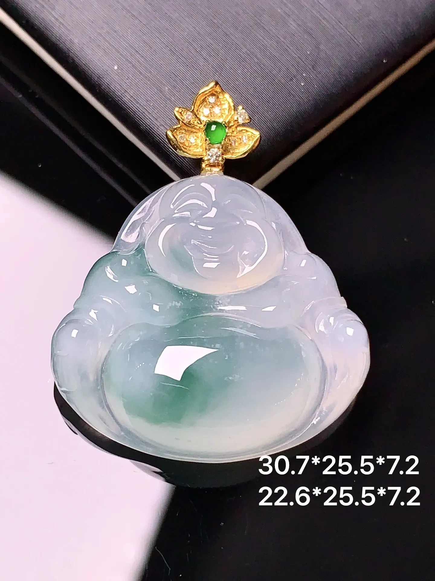 18k金钻镶嵌飘绿佛公吊坠 玉质细腻 色泽艳丽 整体尺寸30.7*25.5*7.2