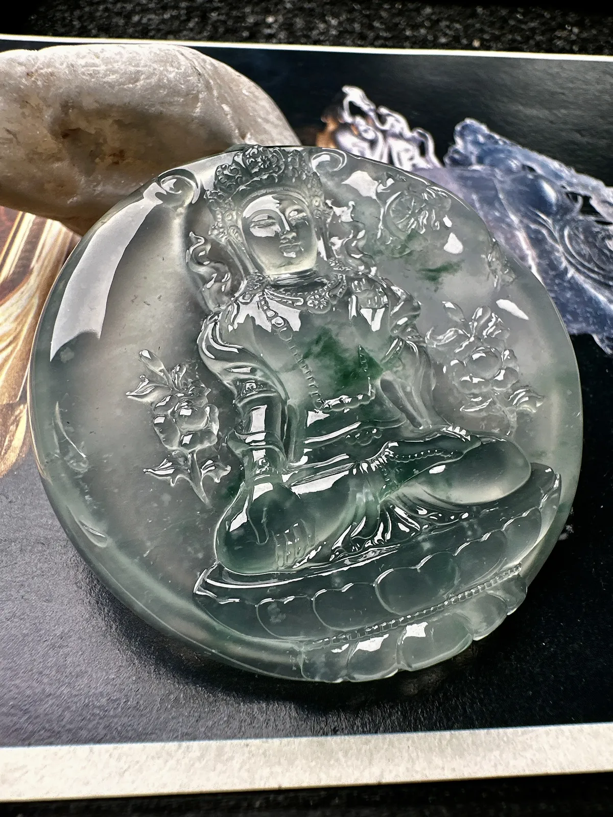 【玻璃种飘花园牌度母吊坠】质地细腻，冰度很足，饱满度很好，雕刻精细，加龙作品