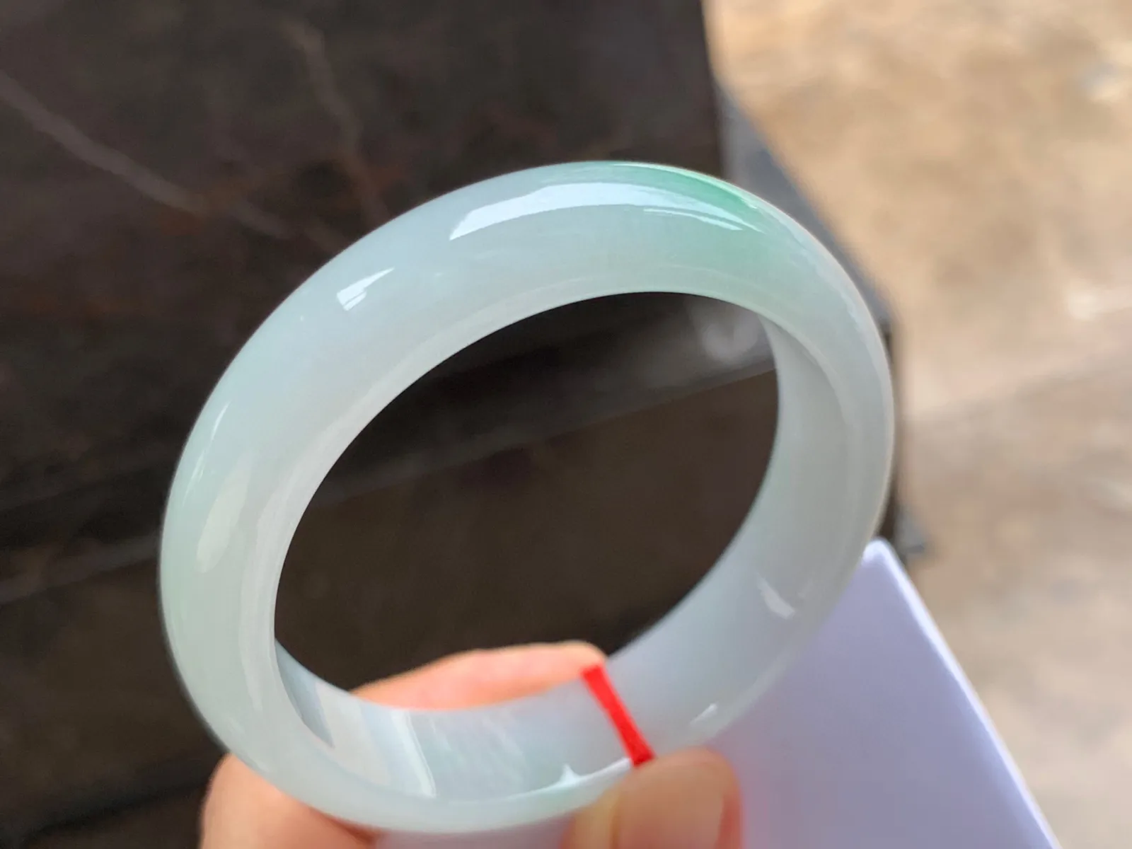 57-14.5-8mm
冰种飘绿手镯 底子干净细腻 一抹绿很漂亮