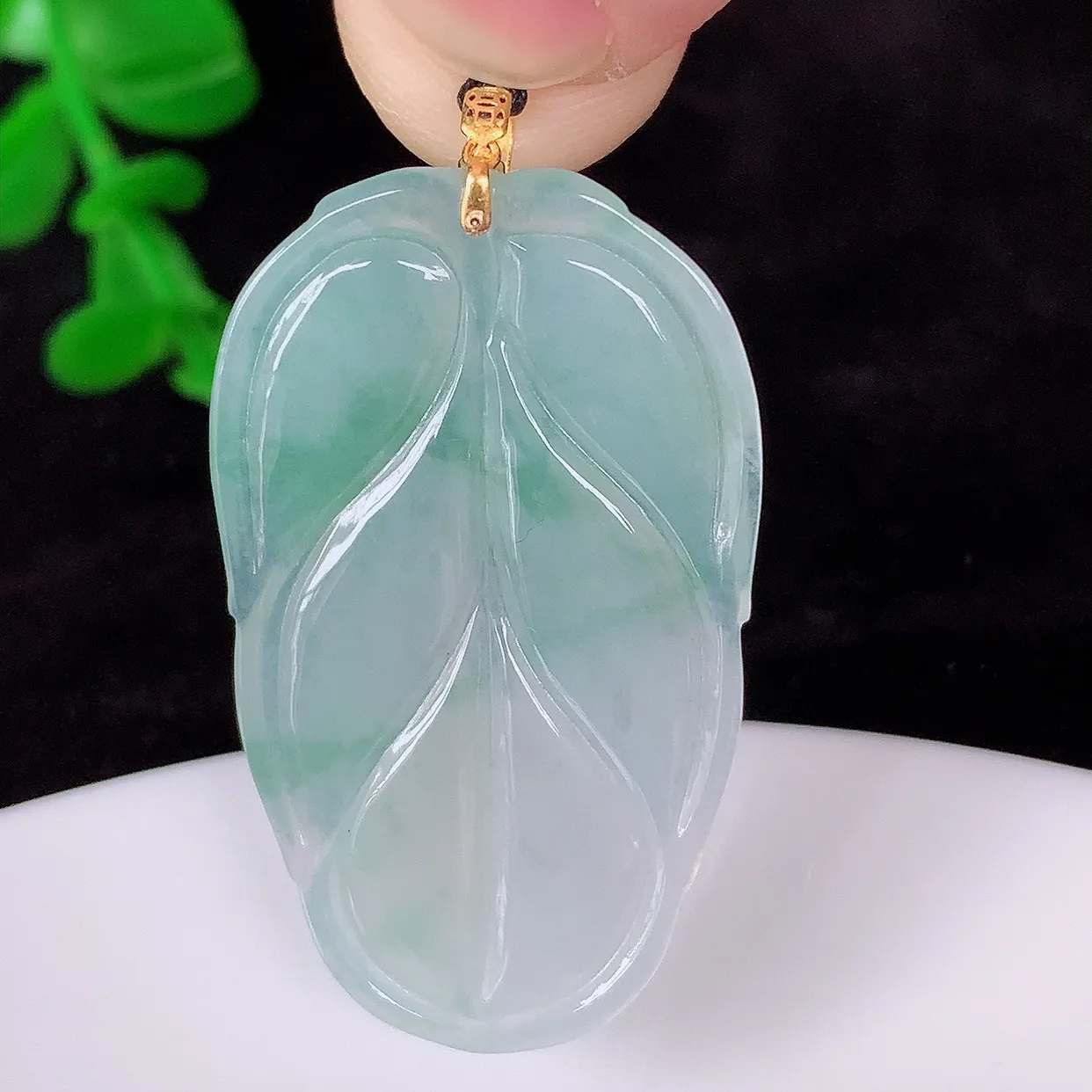 自然光实拍，18K金镶嵌冰飘花叶子翡翠吊坠，种水足，色泽清新，工艺精湛，寓意美好 金枝玉叶 事业有成。#012.2整体38.5*20*3.9mm