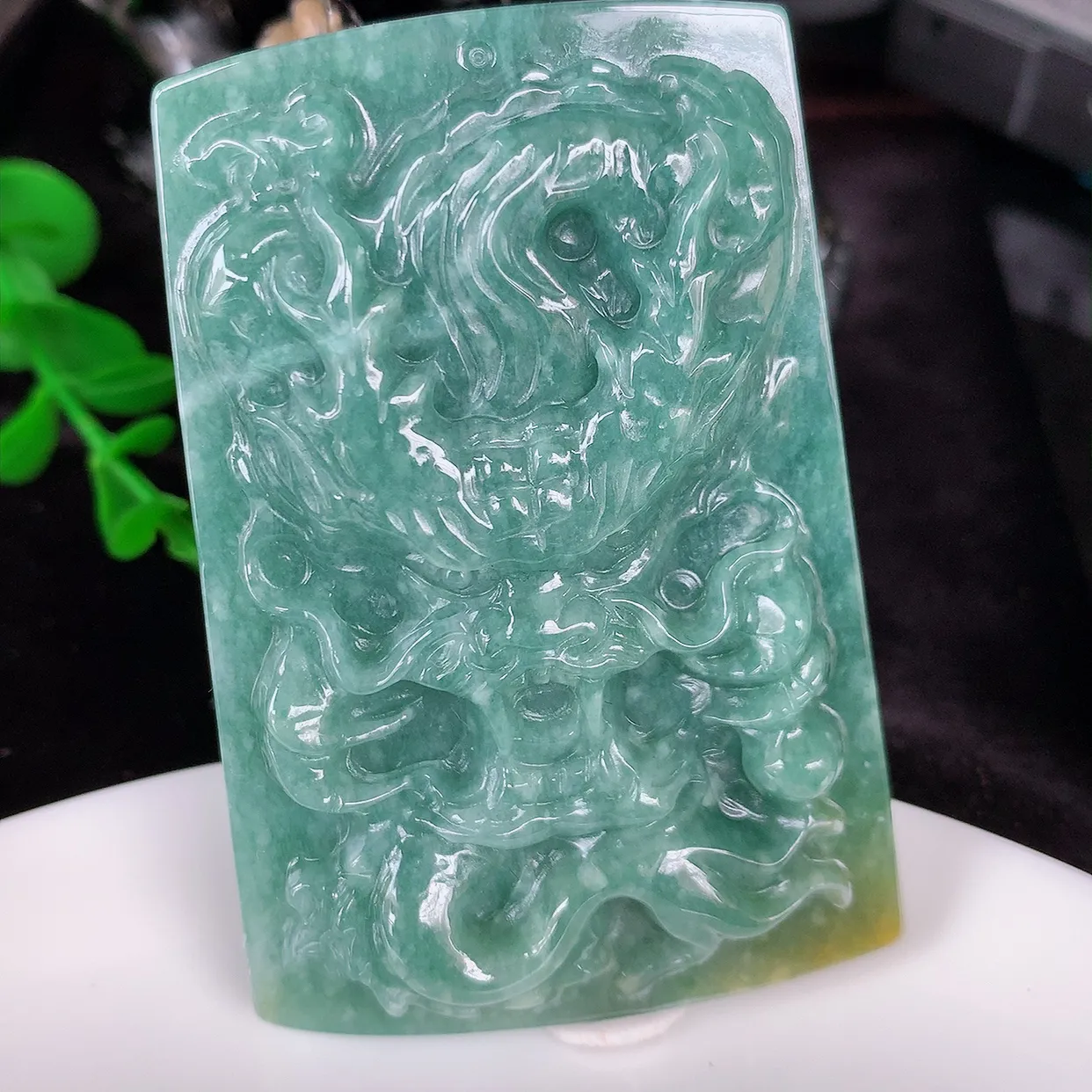 自然光实拍 满色精雕龙牌吊坠，龙行天下，雕工立体精湛 翡翠龙牌 种老水足 配戴霸气时尚，值得收藏!#045.3尺寸66*43.5*9.5mm
