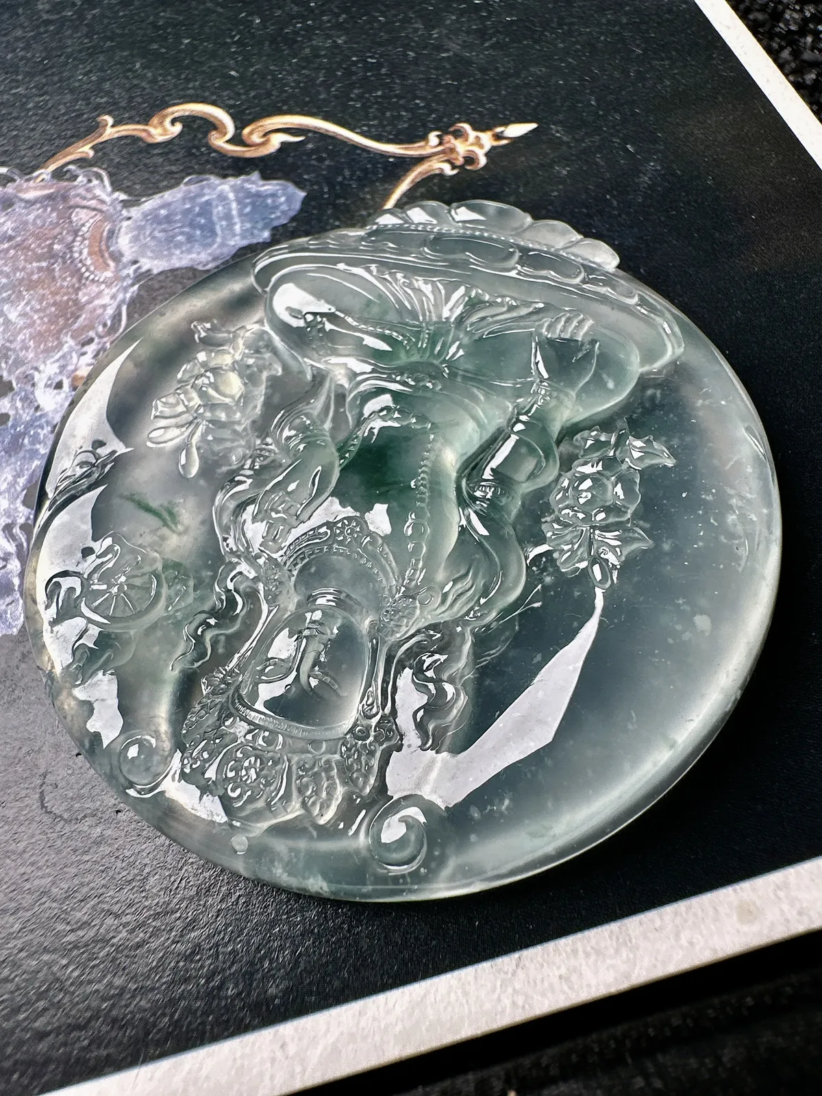 【玻璃种飘花园牌度母吊坠】质地细腻，冰度很足，饱满度很好，雕刻精细，加龙作品