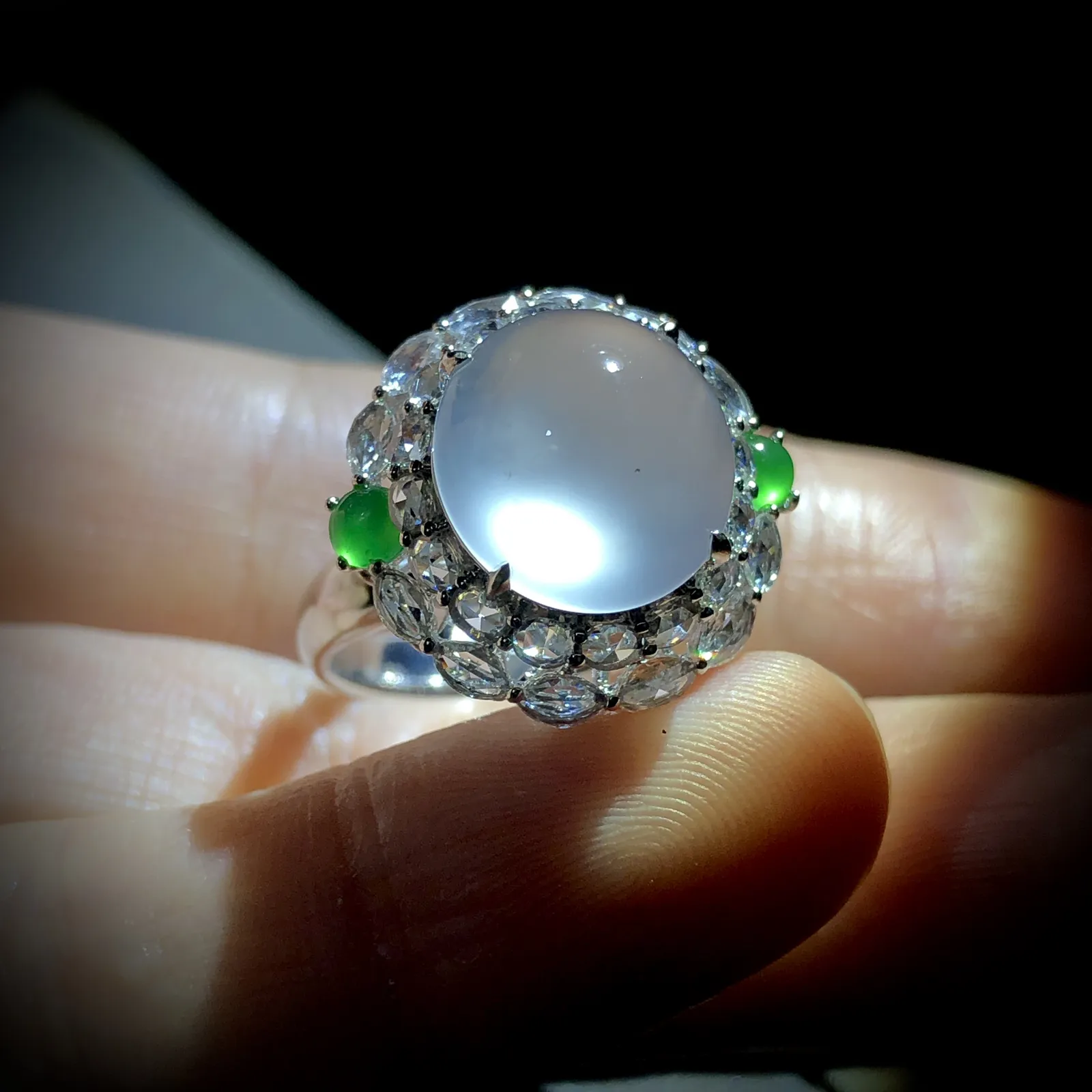 白冰戒指，裸石11.8-11.2-5.5mm，
18K金，南非钻，翡翠绿蛋面，14#，