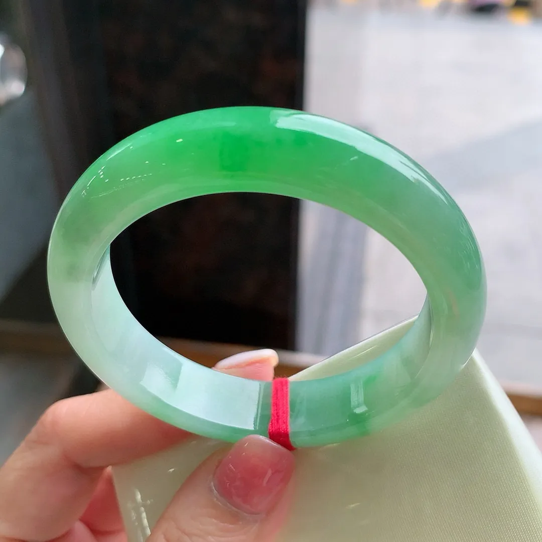 正圈冰阳绿 无瑕 尺寸:52.7/12.8/8.2 种色兼备️️