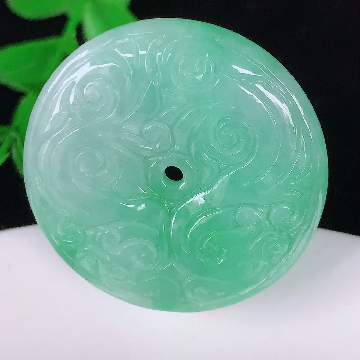 自然光实拍，水润飘绿花开富贵平安扣吊坠， 翡翠平安扣，品相佳，美感十足 寓意平平安安 平安扣佩戴精美