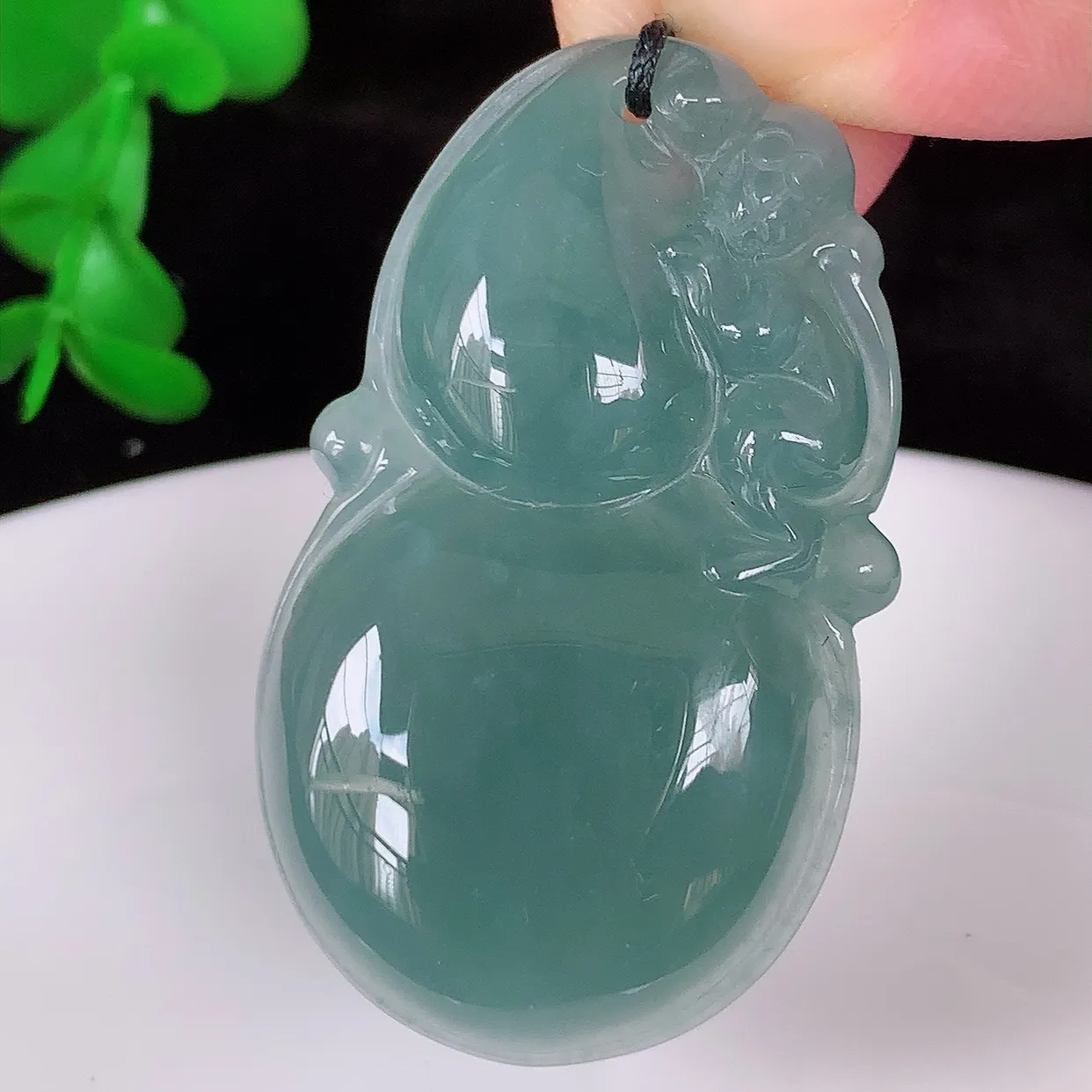 自然光实拍，冰胶满色翡翠葫芦吊坠 葫芦寓意福禄双全，财源滚滚，饱满 清新脱俗  佩戴效果优雅迷人！#661.3尺寸40*23.5*7mm