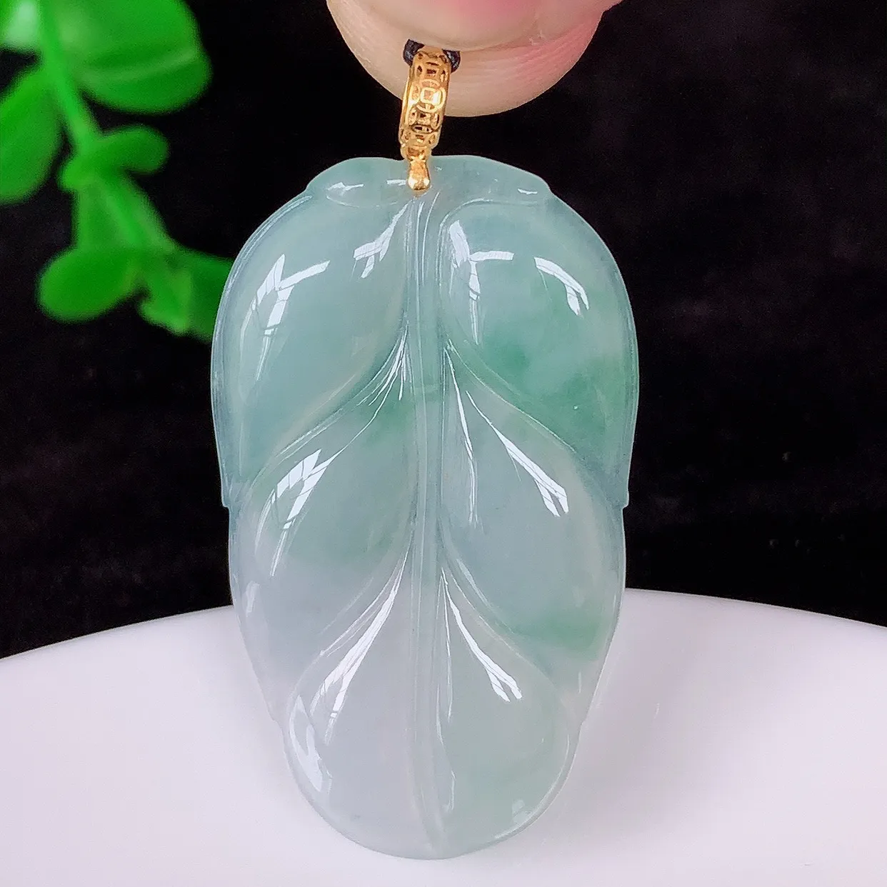 自然光实拍，18K金镶嵌冰飘花叶子翡翠吊坠，种水足，色泽清新，工艺精湛，寓意美好 金枝玉叶 事业有成