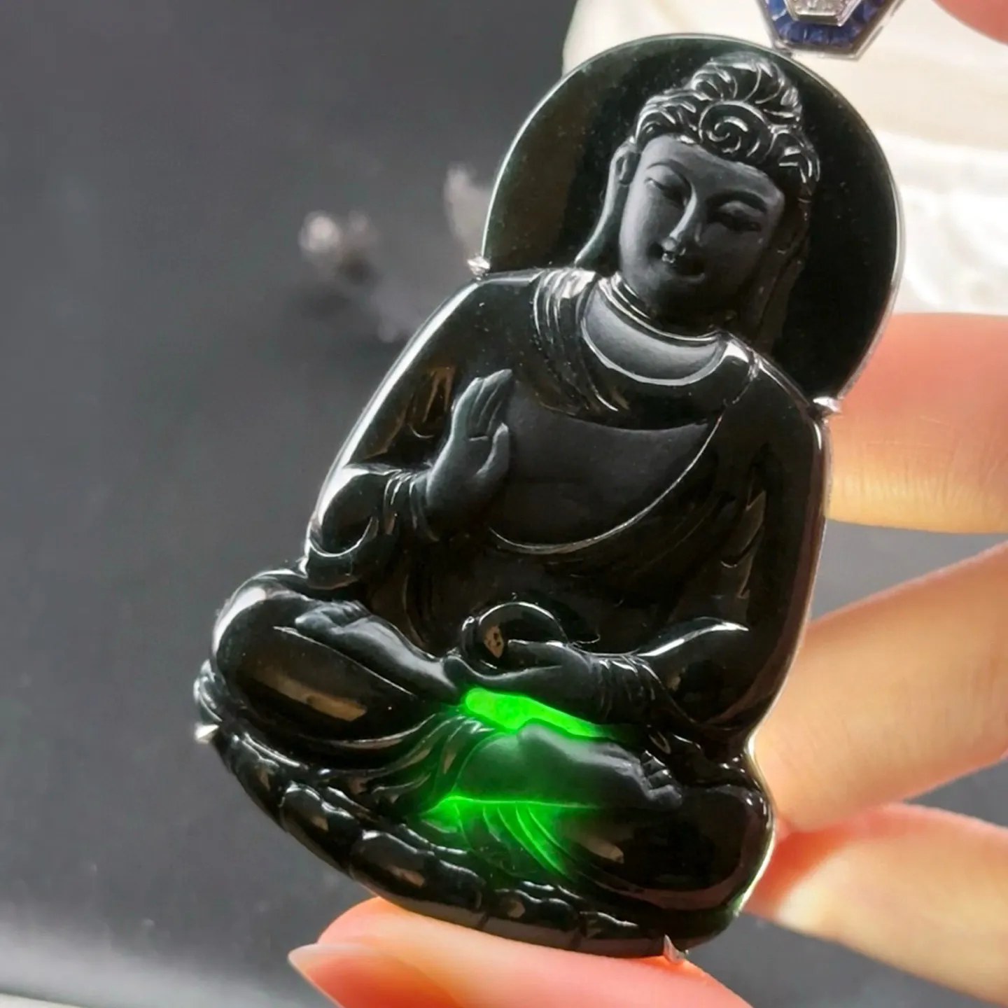 精品墨翠大日如来 种好色正 黑度极好 打灯通透 油性十足 尺寸71