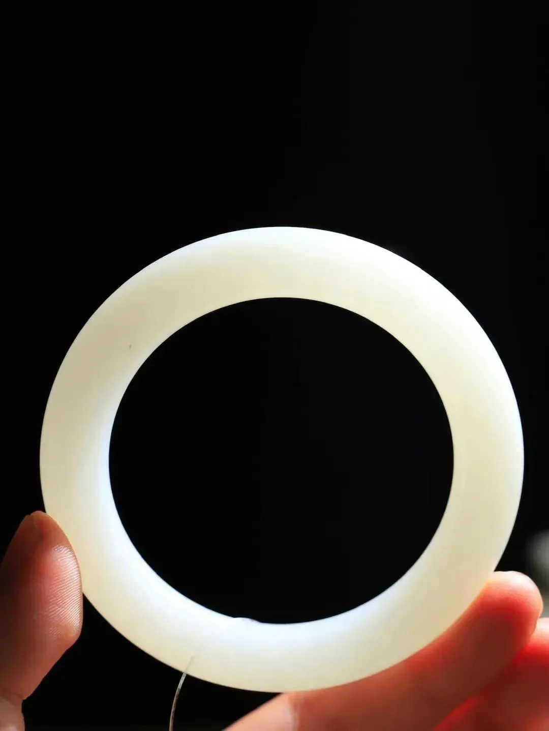 【玉佳人·手镯】

精品️和田玉白玉圆条手镯 ，玉质细腻油润，做工细致精美，端庄素雅，亭亭玉立，芊芊素手。芊芊素手，怎能忘镯？秀美圆条，更显婀娜。内径57mm 尺寸11.1-11.2mm重62.7克 6960484A