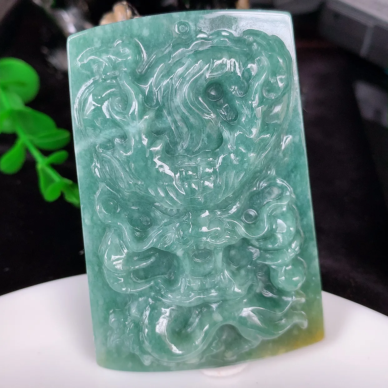 自然光实拍 满色精雕龙牌吊坠，龙行天下，雕工立体精湛 翡翠龙牌 种老水足 配戴霸气时尚，值得收藏!#045.3尺寸66*43.5*9.5mm
