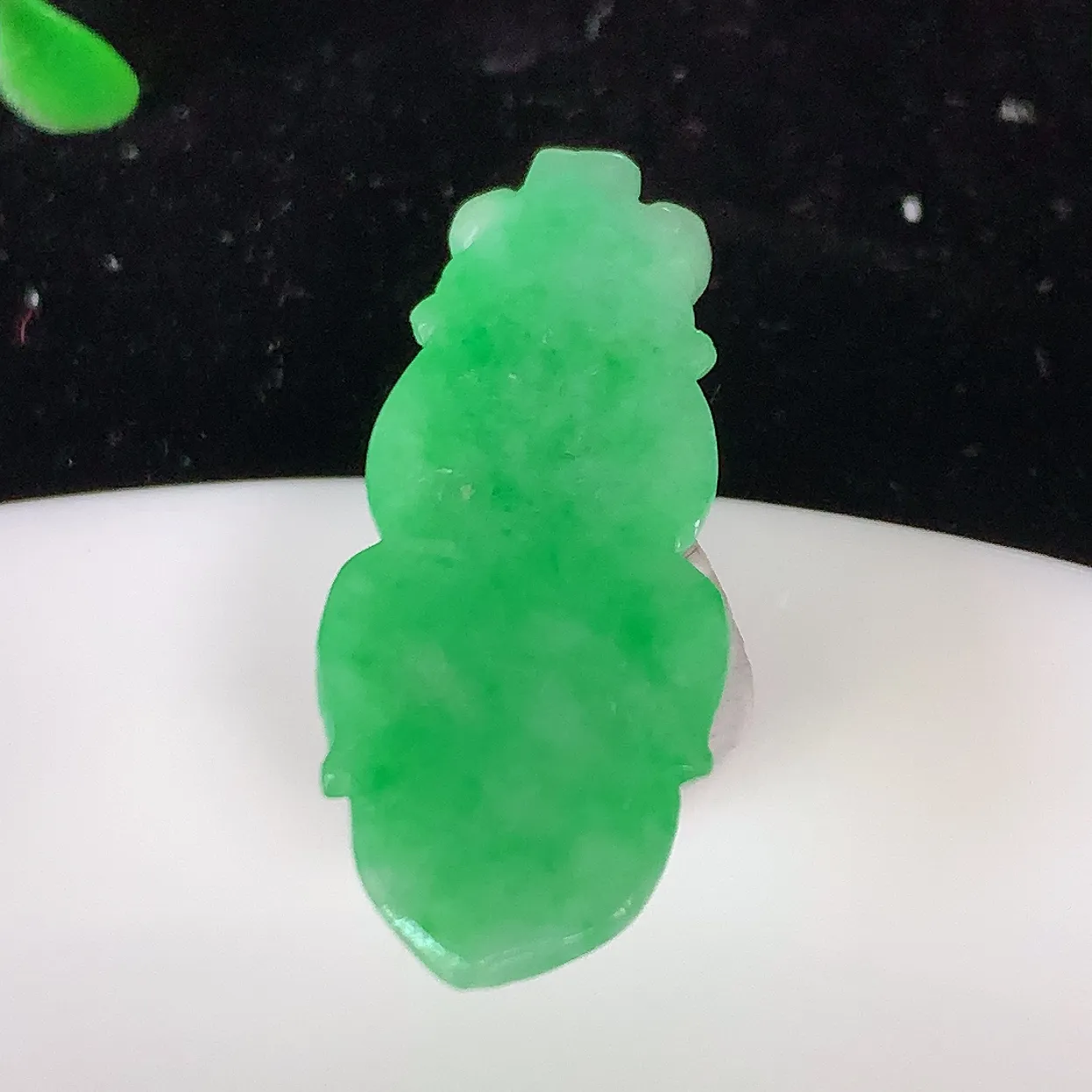 自然光实拍，冰润满绿年年有余 自由自在玉吊坠，寓意财源广进，雕工婉约，栩栩如生 镶嵌更靓，佩戴优雅迷人！#801.2尺寸28.5*12*4.6