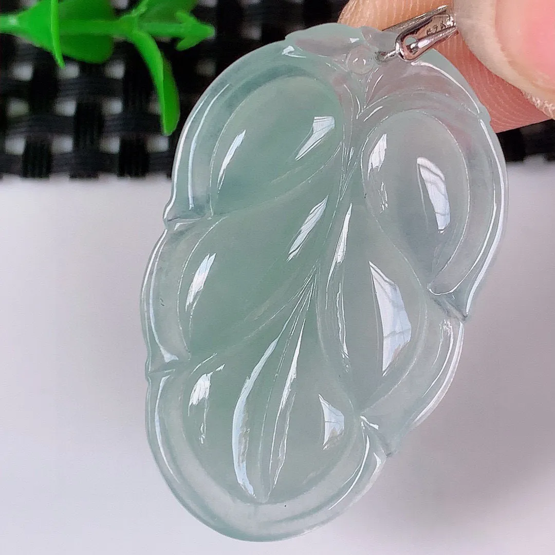 自然光实拍，冰种金枝玉叶叶子翡翠吊坠 寓意“大业有成，一夜成名，”水润通透叶子 清秀高雅 性价比超值！#195.4尺寸35-22-5