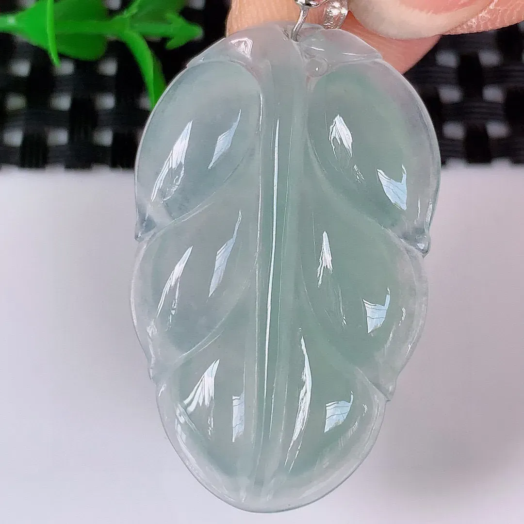 自然光实拍，冰种金枝玉叶叶子翡翠吊坠 寓意“大业有成，一夜成名，”水润通透叶子 清秀高雅 性价比超值！#195.4尺寸35-22-5