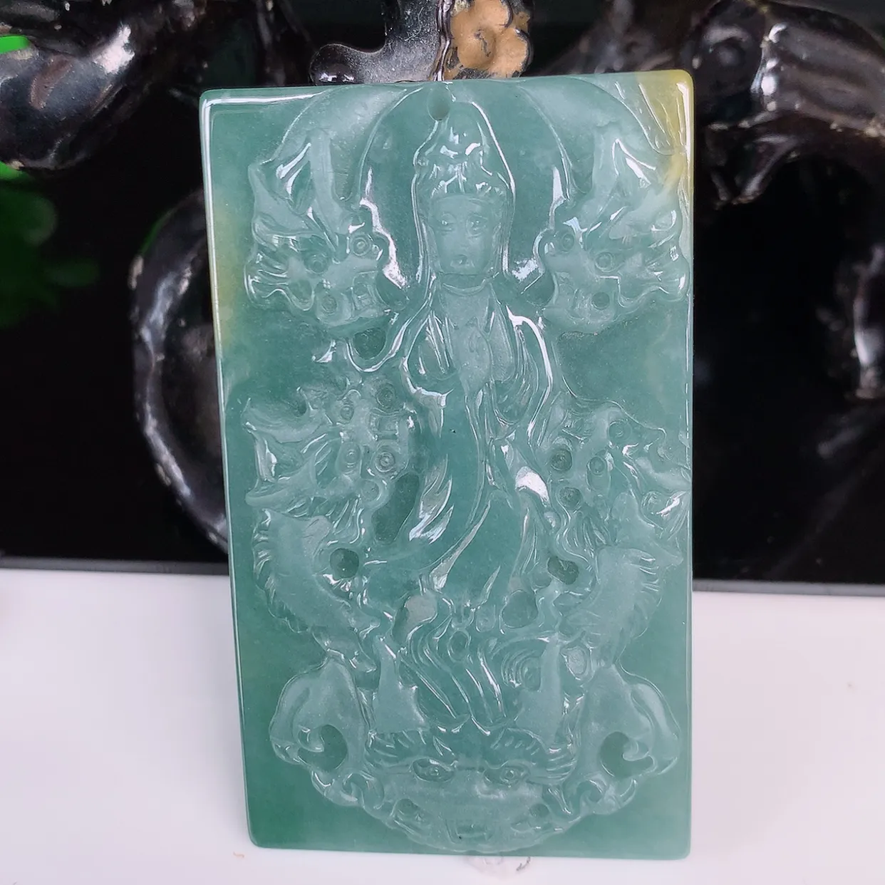 自然光实拍，冰润双彩祥龙观音吊坠，种老水足，水润通透，雕工精致 慈祥端庄，美观亮丽#118.4尺寸62*38*6mm