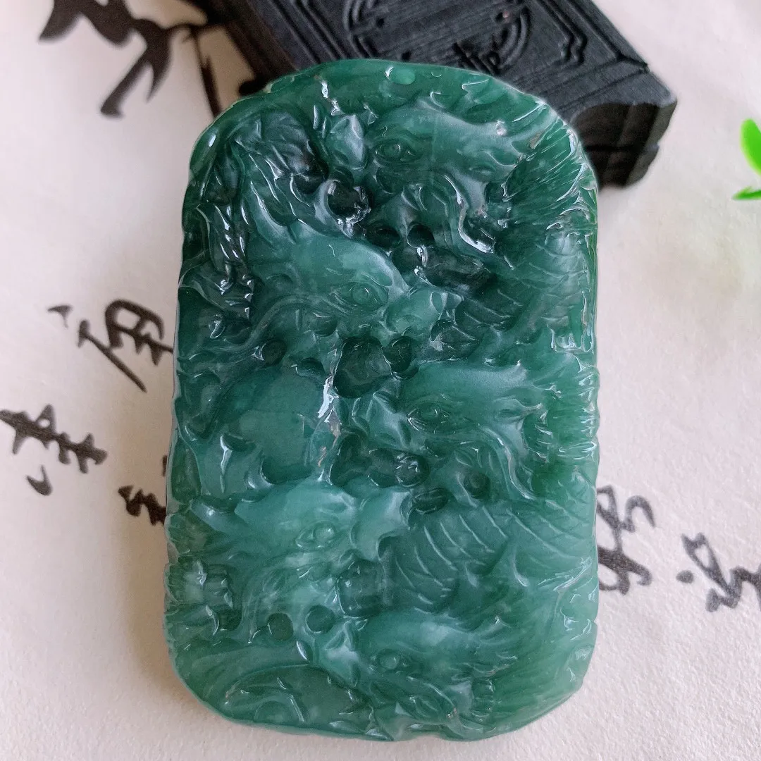 自然光实拍 精雕满色翡翠龙牌吊坠，龙行天下，雕工立体精湛 种老水足 配戴霸气时尚， 值得收藏!#17