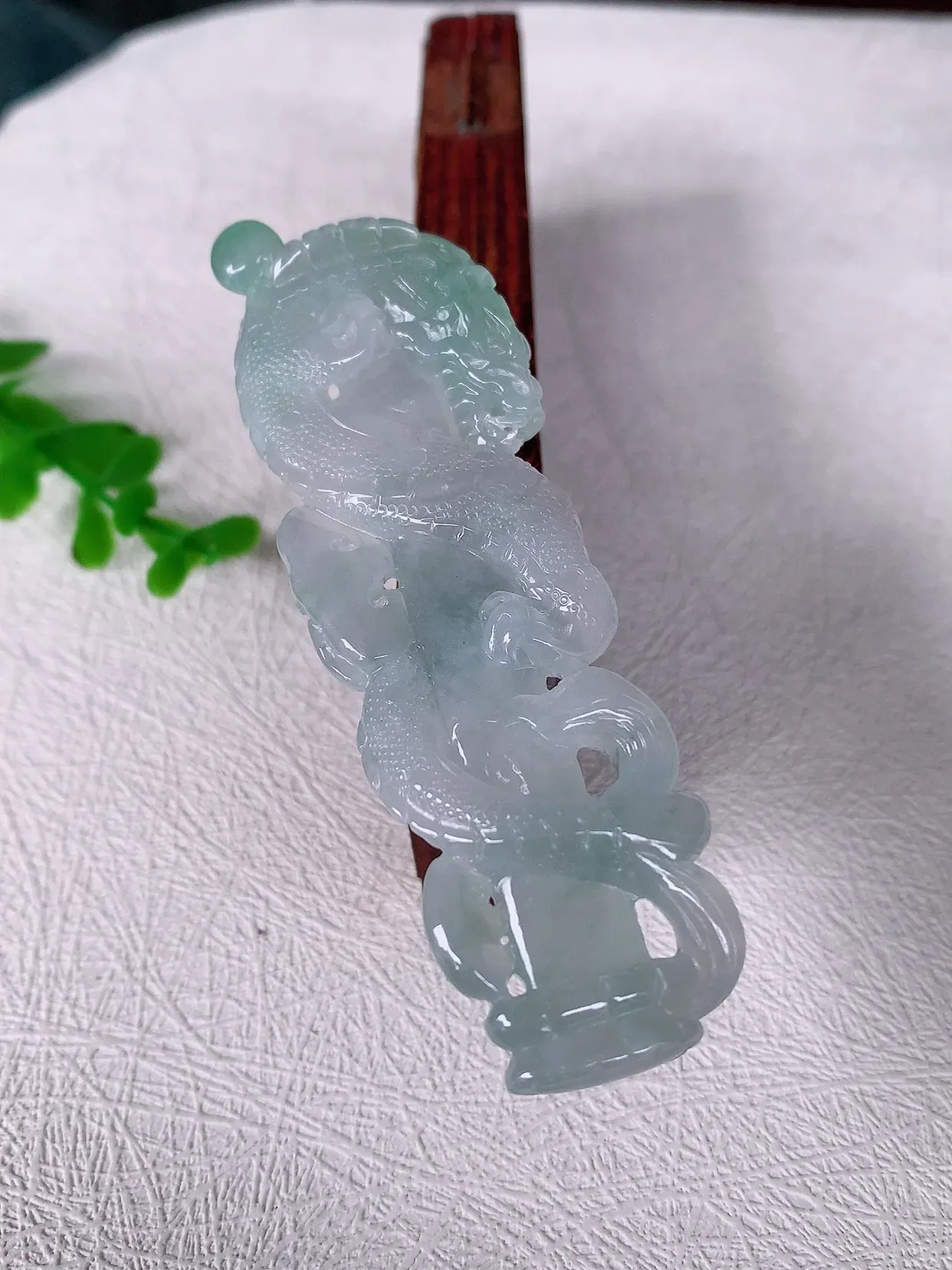 自然光实拍 精雕镂空冰飘花龙翡翠吊坠， 龙行天下，雕工立体精湛 翡翠龙牌 种老水足， 配戴霸气时尚，值得收藏!#261.2尺寸82.8*26*9.5