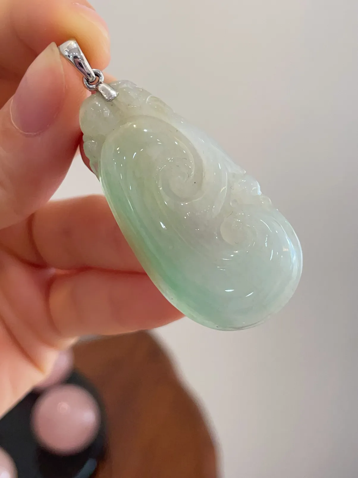 18k金吊扣飘绿如意吊坠