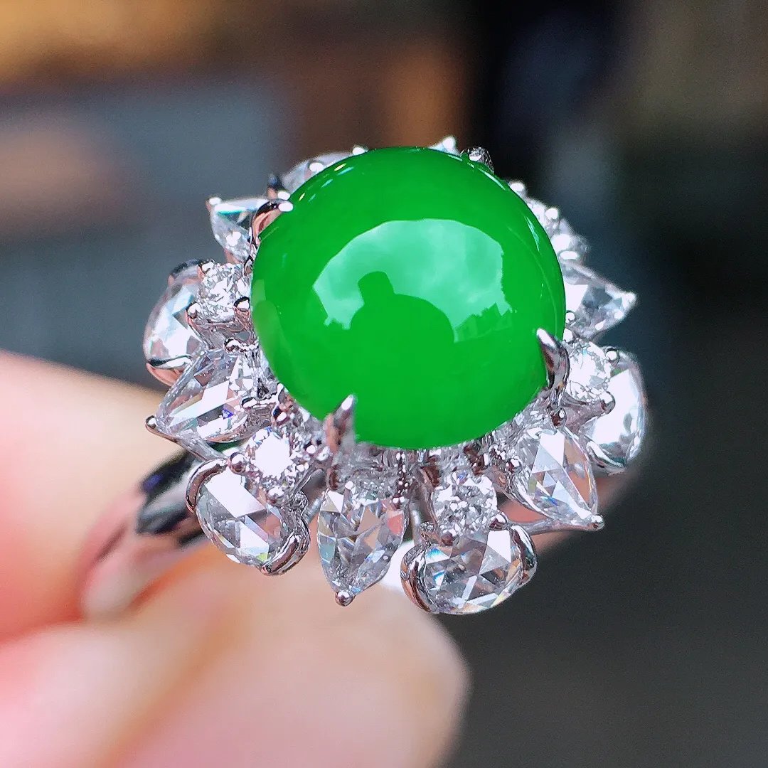 阳绿蛋面戒指，色泽均匀艳丽，玉质细腻，荧光感超
强，饱满水润，气质满满。18k
金豪华镶嵌