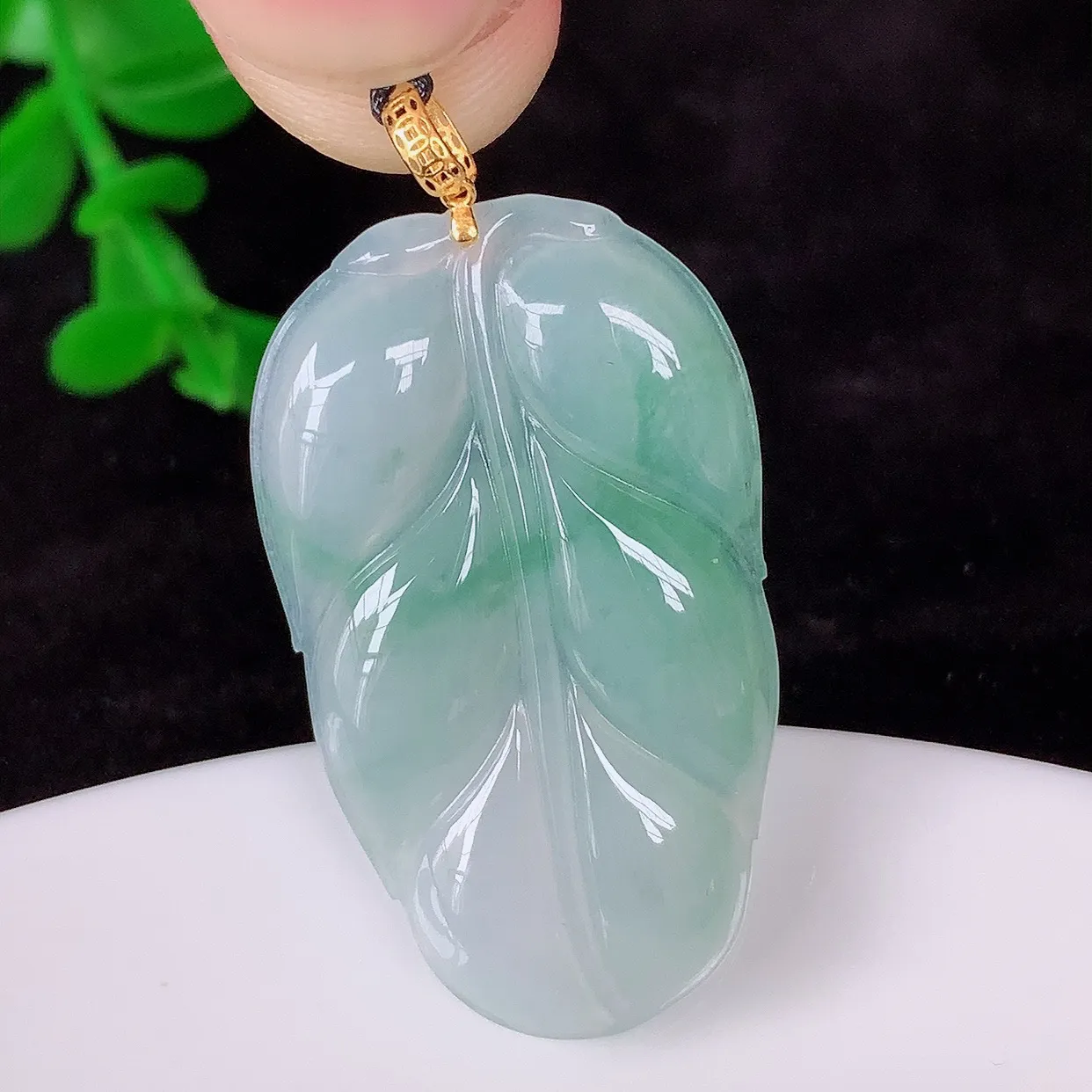 自然光实拍，18K金镶嵌冰胶翡翠叶子吊坠 ，种水足，色泽清新，工艺精湛，叶子寓意美好  金枝玉叶 事业有成。#085.1整体38*19.5*3.2mm