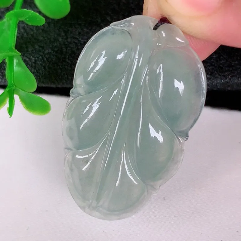 自然光实拍 冰种事业有成叶子翡翠吊坠，莹润且起胶 叶子清秀优雅 佩戴大业有成！#122.3尺寸38*