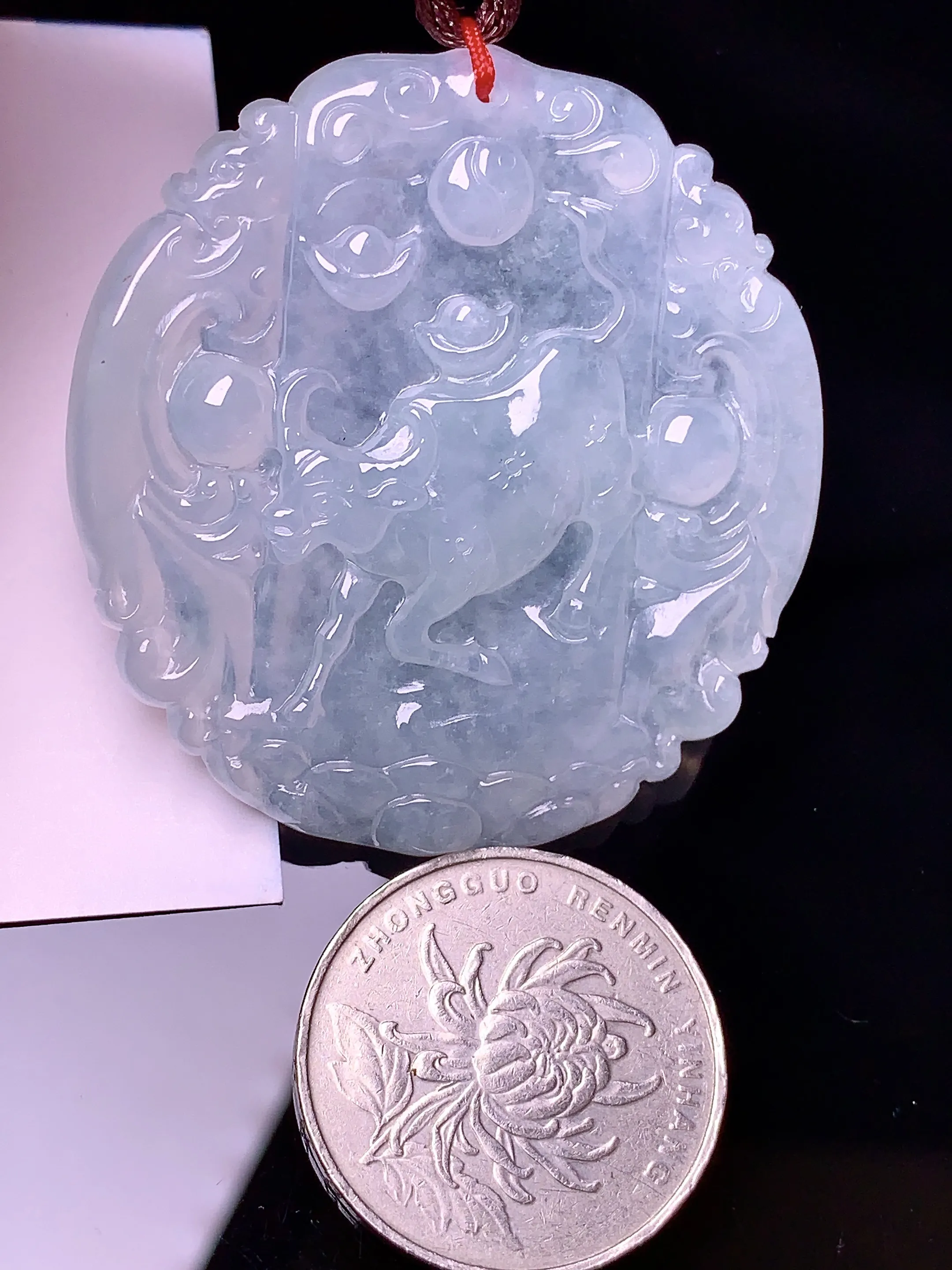 冰种生肖牛牌吊坠 玉质细腻 色泽艳丽 整体尺寸47.3*44.5*4.6