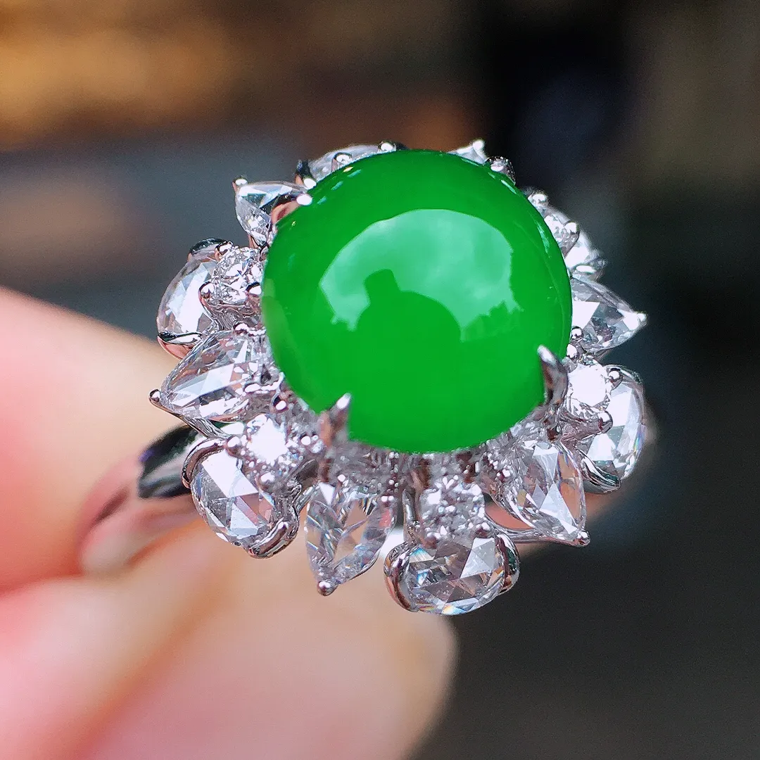 阳绿蛋面戒指，色泽均匀艳丽，玉质细腻，荧光感超
强，饱满水润，气质满满。18k
金豪华镶嵌