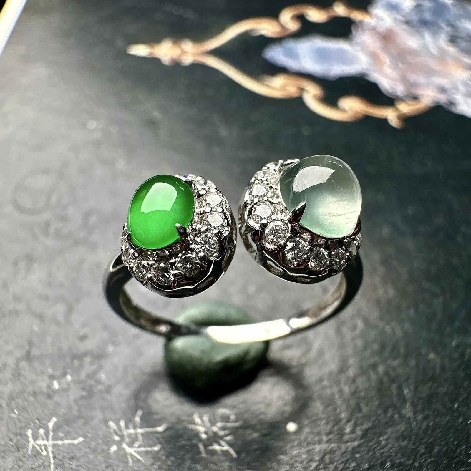 【冰种满绿、白冰蛋面戒指】双生款，质地细腻清爽，流行色泽，荧光感强烈，18K金钻镶嵌，裸石尺寸8*7