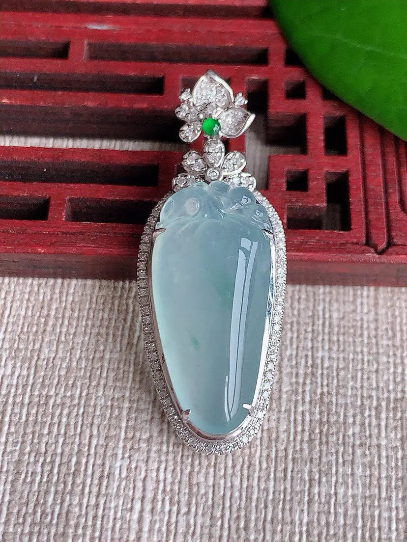 a货翡翠老坑冰种18K金伴钻镶嵌飘花福瓜吊坠 尺寸39×15×8.4裸石25×11.5mm 重量5.