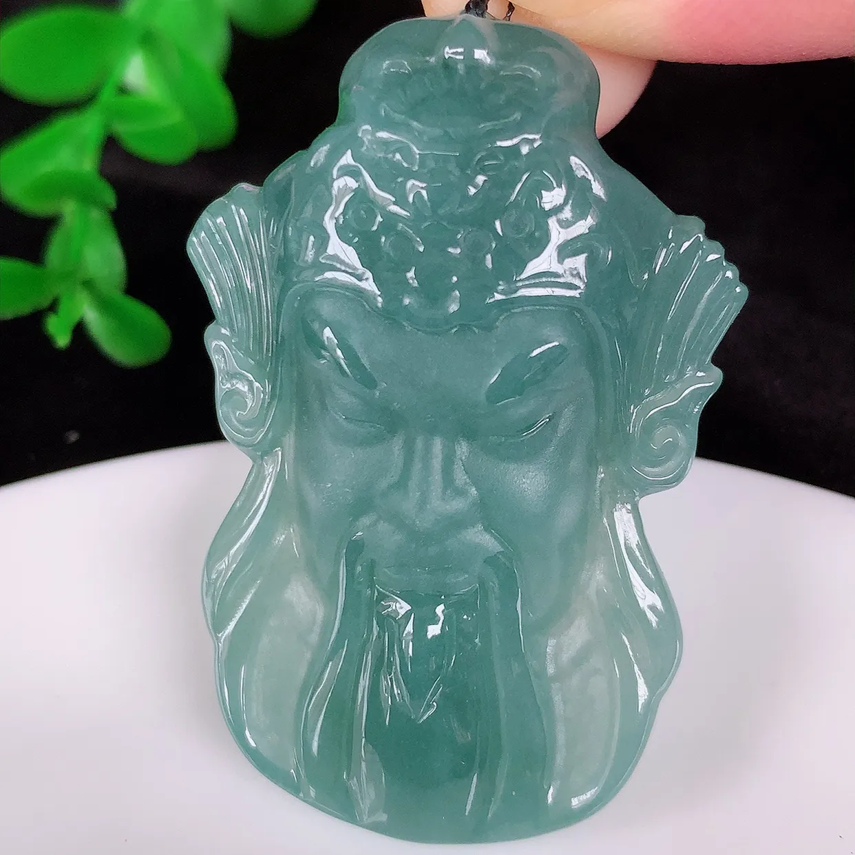 自然光实拍 冰透满色关公翡翠吊坠，种好起光，玉质细腻 招财纳福 时‮大尚‬方，款式新莹，佩戴优雅高贵