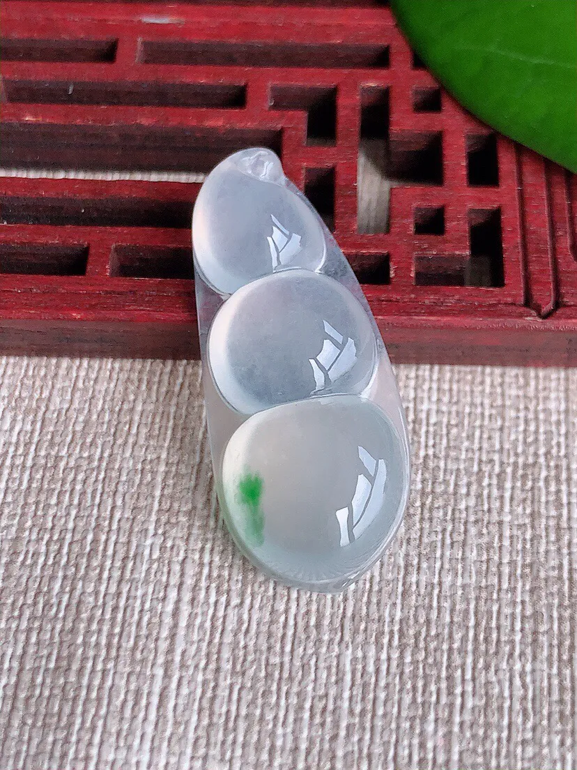 a货翡翠老坑冰种飘绿四季豆福豆平安豆吊坠 尺寸34.6×14.3×5.7mm 重量5.16g 060