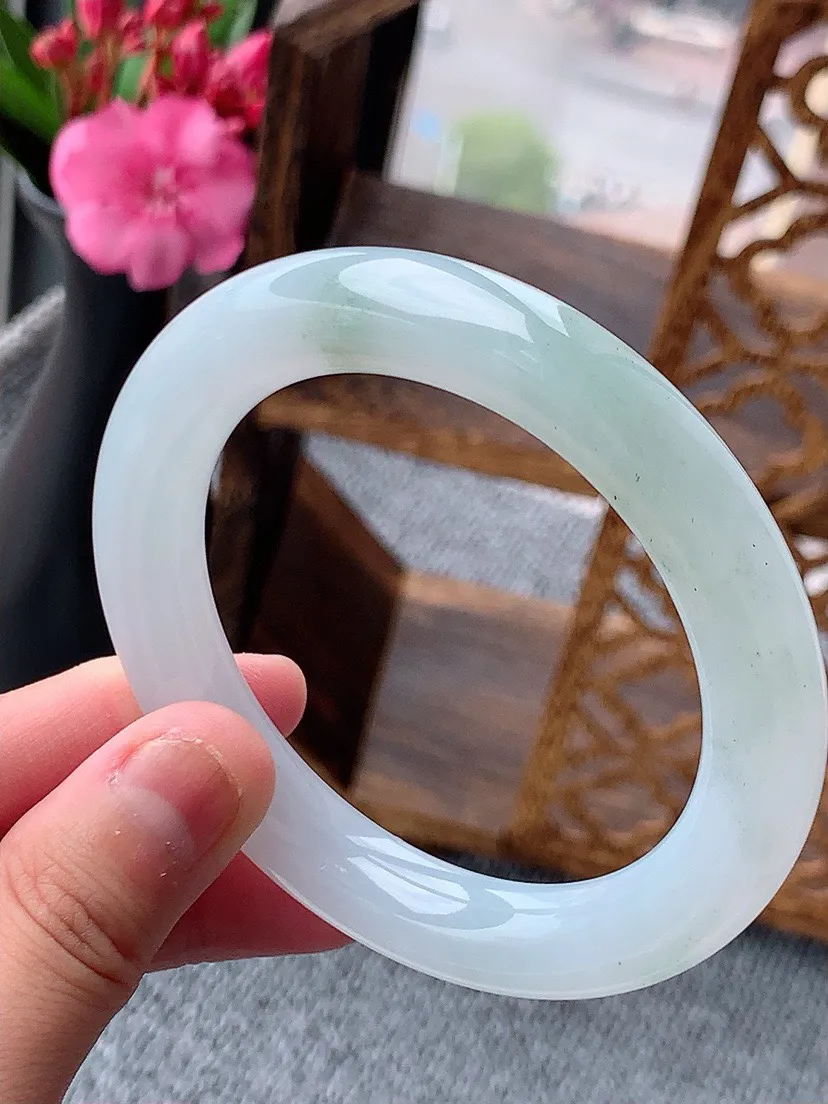 a货翡翠老坑白月光圆条手镯55-56圈口 尺寸55.3×10.5mm 重量63.00g 0604