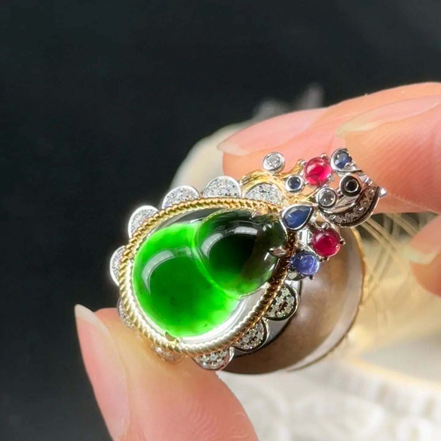 精品豪镶墨翠葫芦 种好色正 黑度极好 打灯通透 油性十足 尺寸31.8