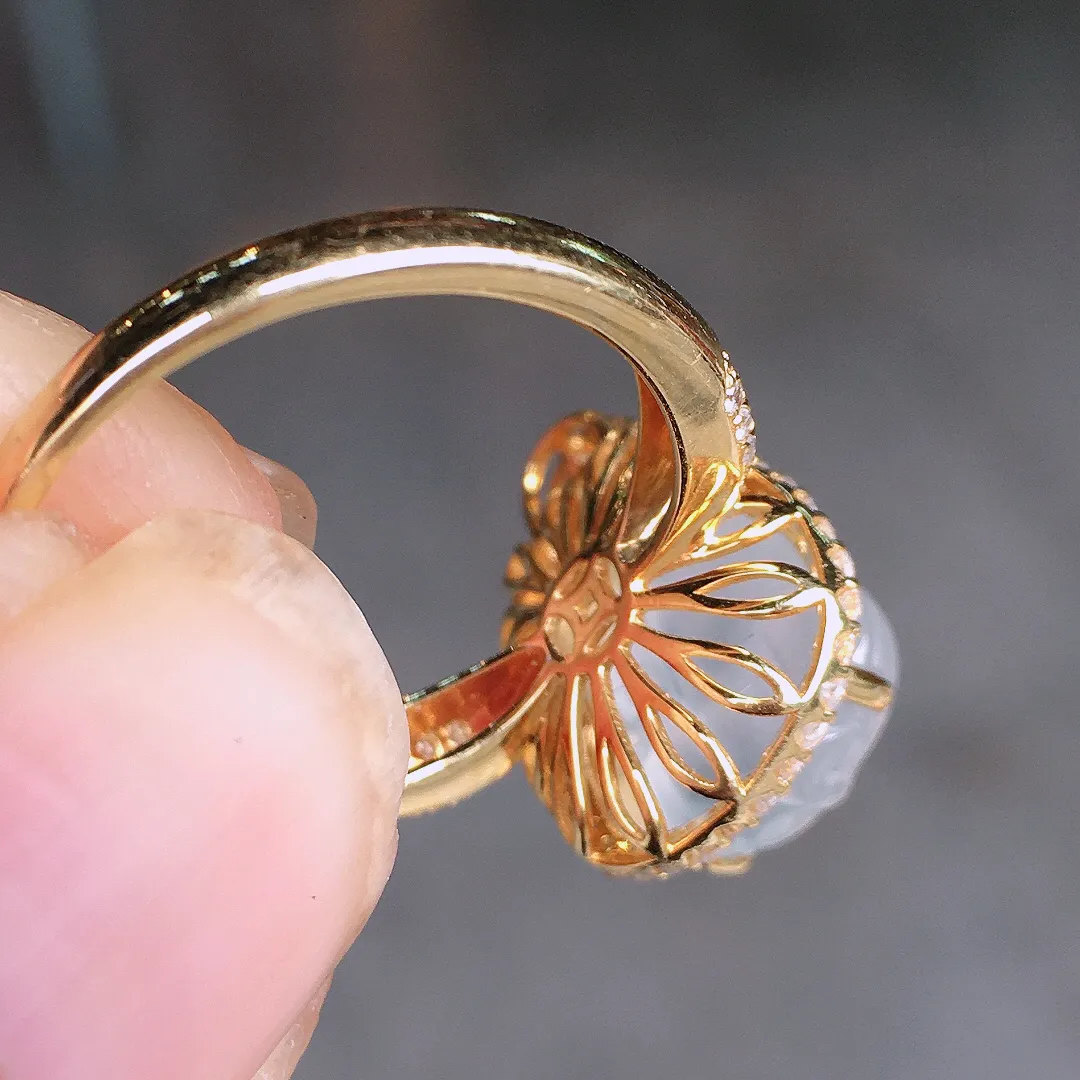冰种貔貅戒指，玉质细腻，荧光感超
强，饱满水润，气质满满。18k
金豪华镶嵌