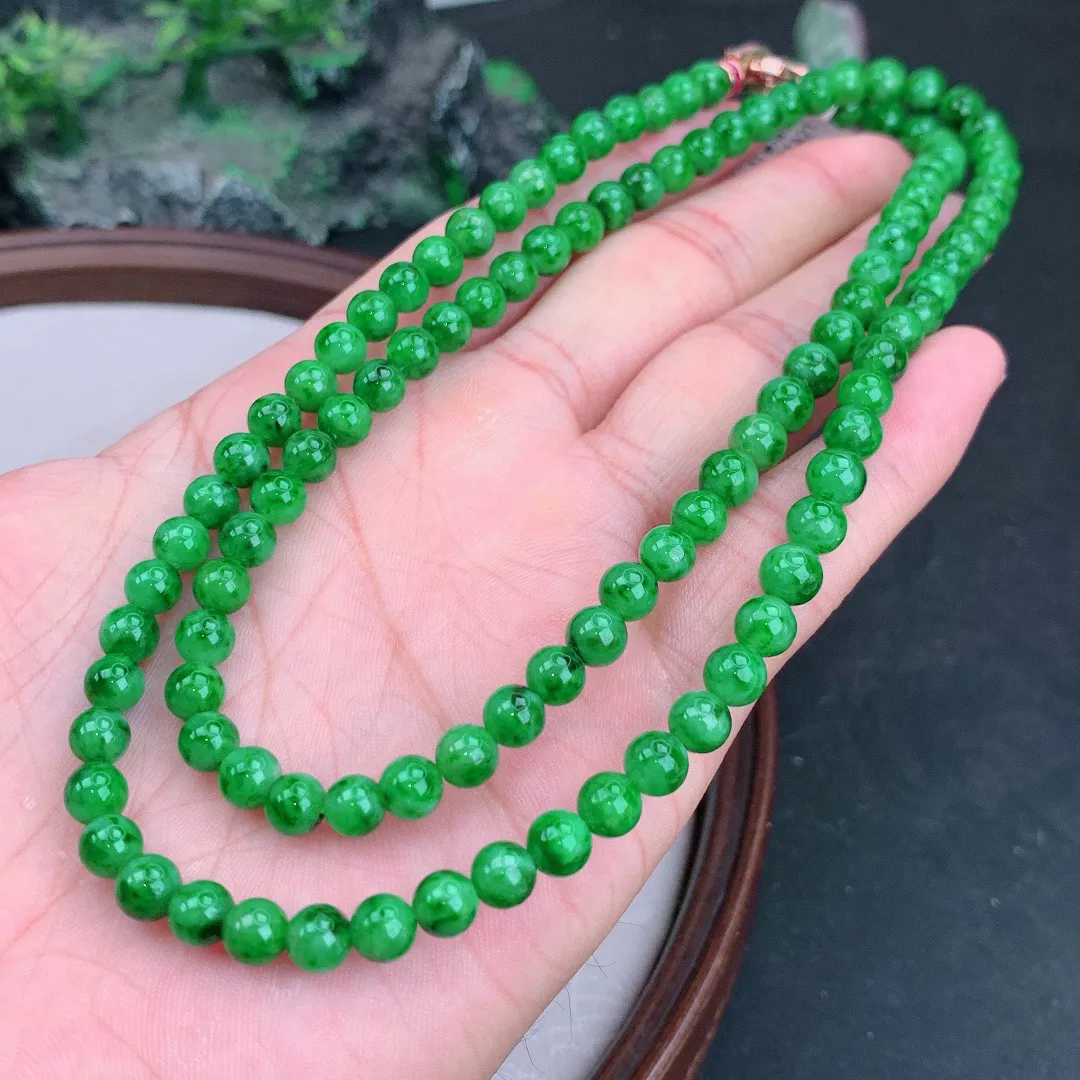 缅甸天然A货翡翠满绿圆珠项链
尺寸6mm  重41.00g