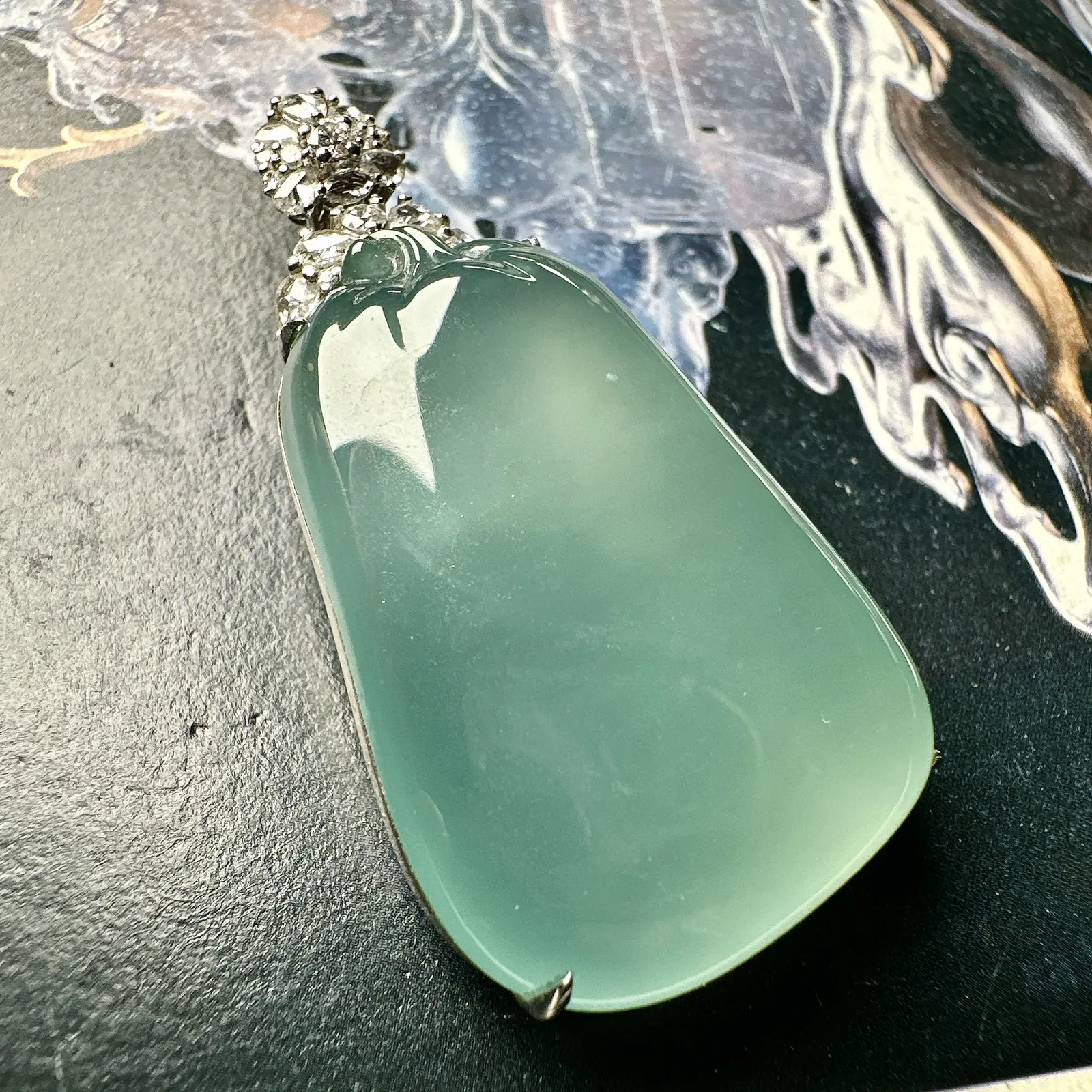 【冰种福瓜吊坠】种水上乘，晶莹剔透，纯净通透，莹光感很强。18k金钻镶嵌，裸石尺寸34*23.4*9.5毫米