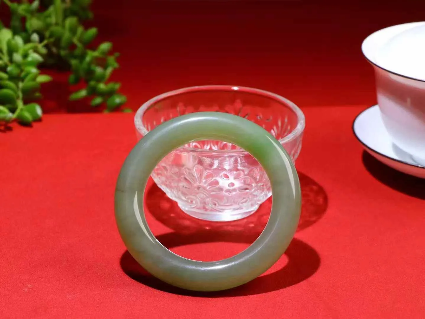 （腕间柔情）

精品和田翠青飘紫双色手镯。胖圆条 镯型饱满，温润细腻，脂润沁香。️执一卷书，