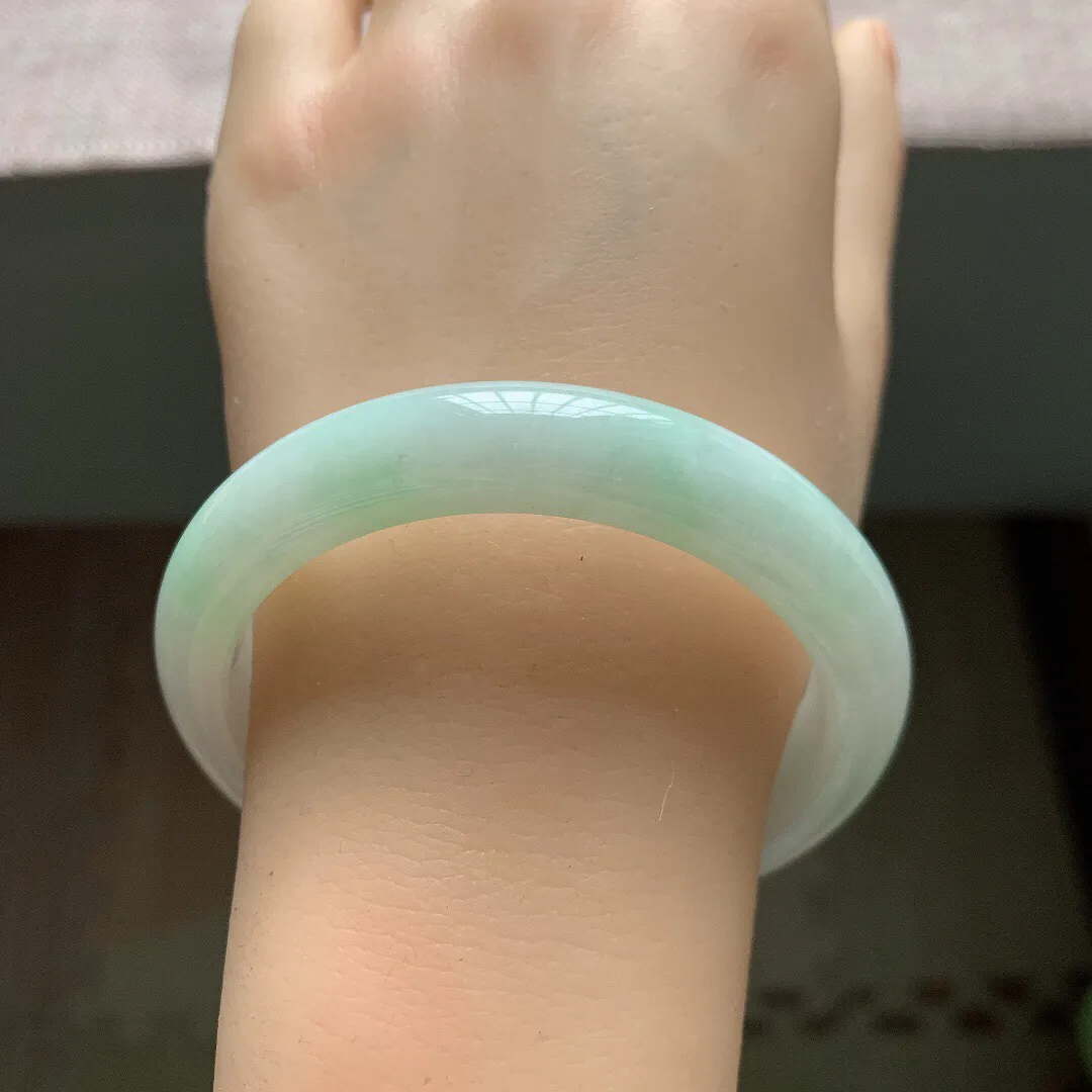 56圈口。自然光实拍，老坑冰糯浅绿正圈翡翠手镯，尺寸: 56-10.6-8.2mm，无纹裂，重量51.07